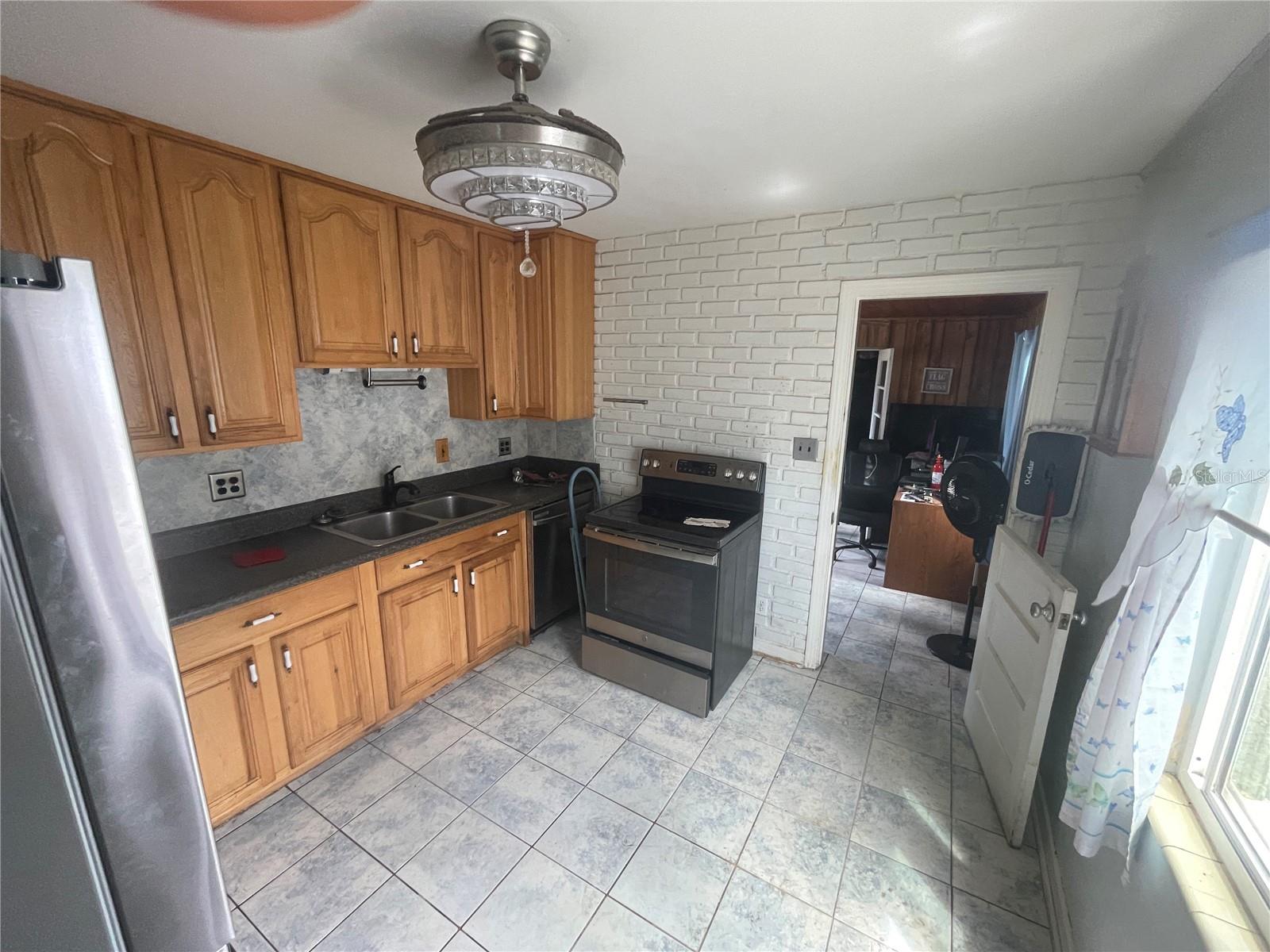 Image 9 of 13 For 2435 37th Avenue N