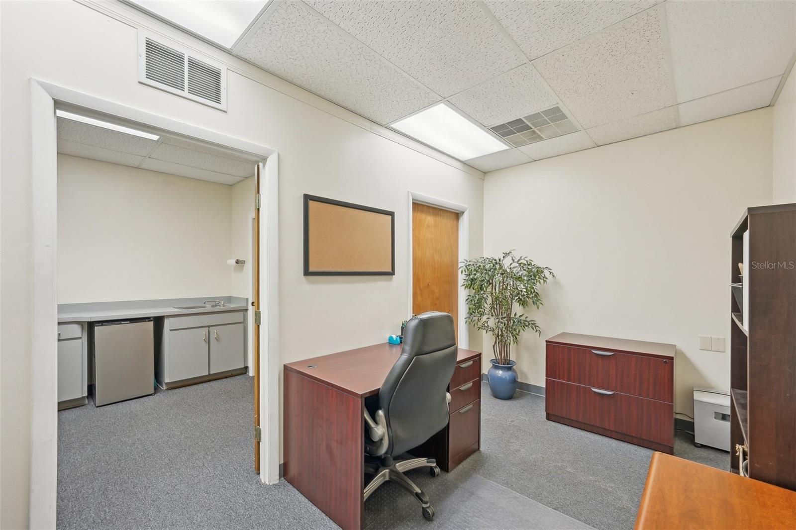 Listing photo id 37 for 37915 Heather Place 7