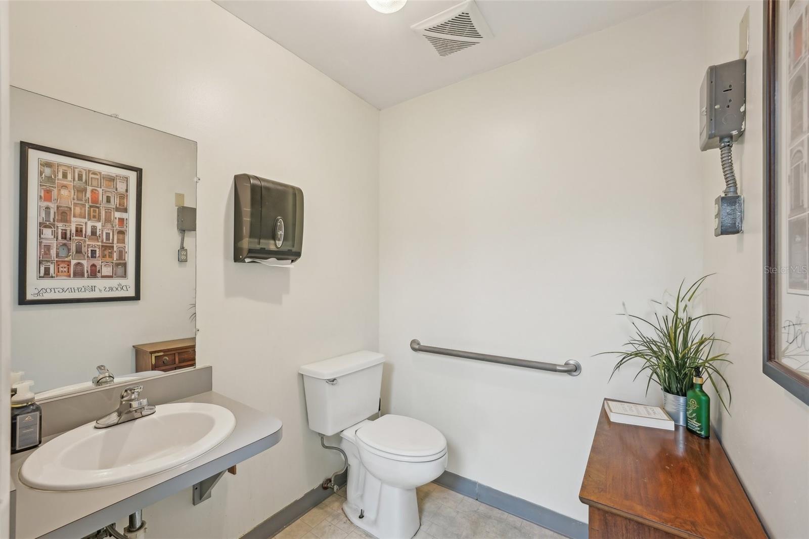 Listing photo id 39 for 37915 Heather Place 7
