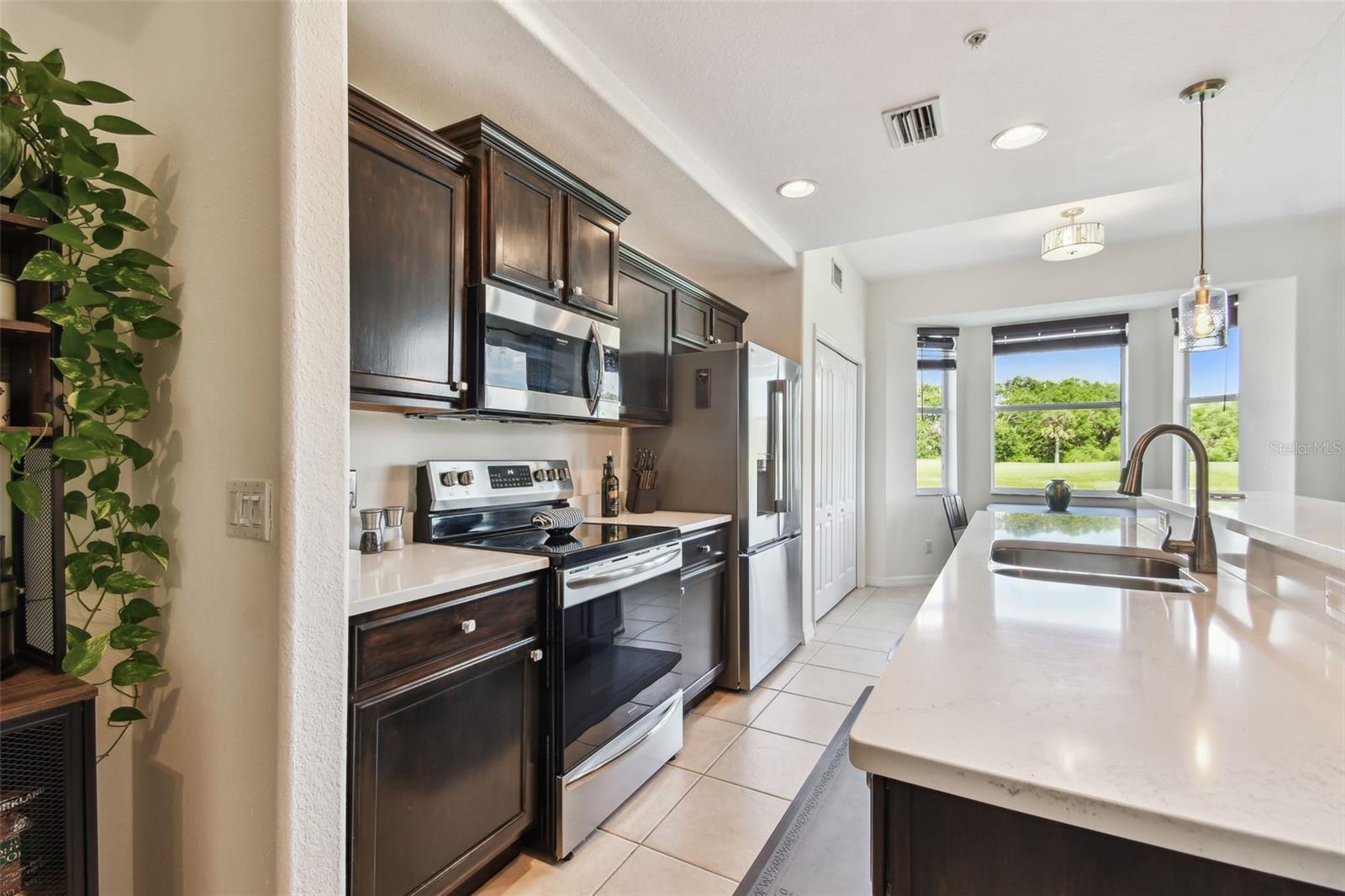 Image 6 of 47 For 1003 Fairwaycove Lane 103
