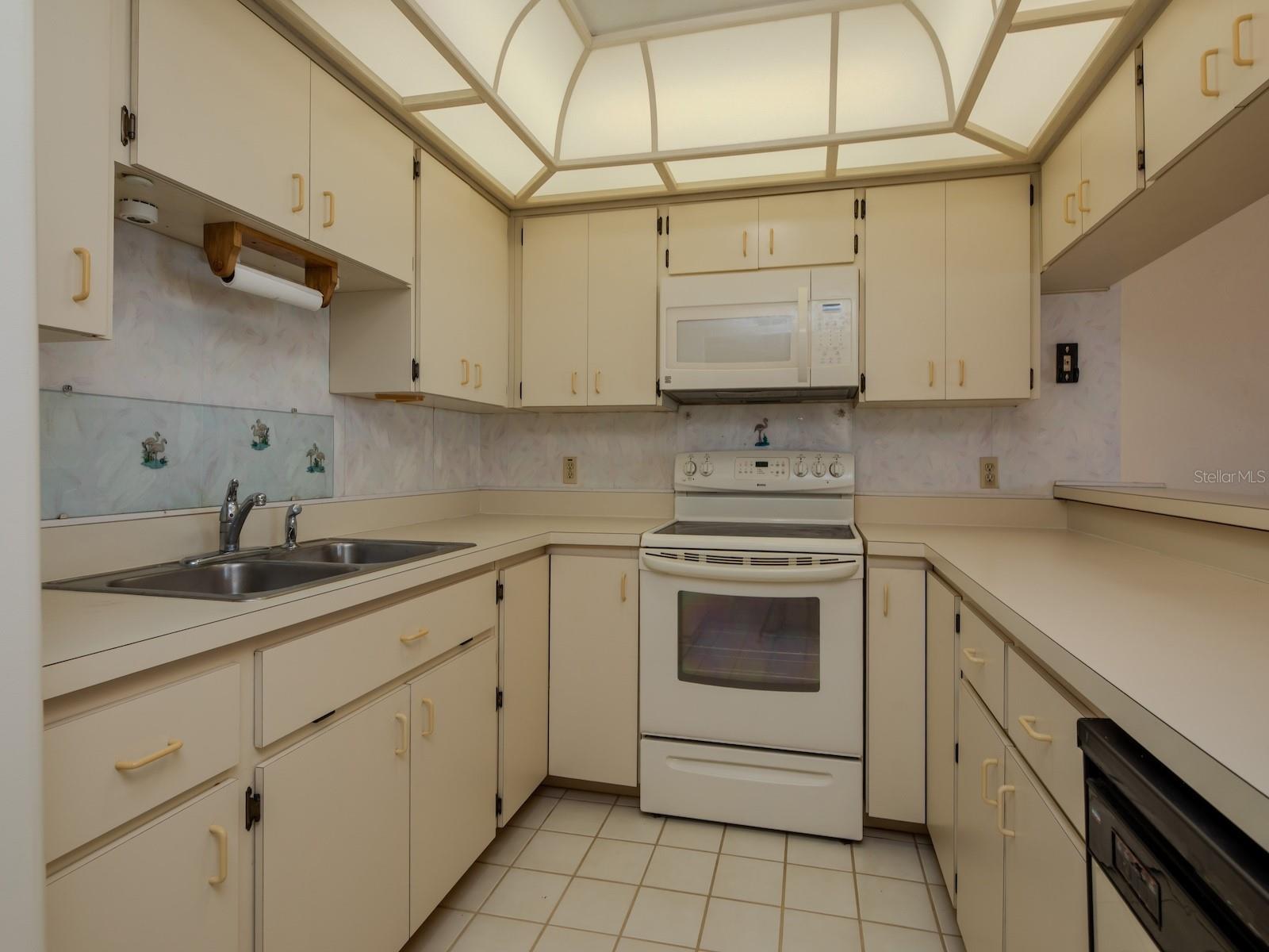 Image 15 of 54 For 7085 Sunset Drive S A