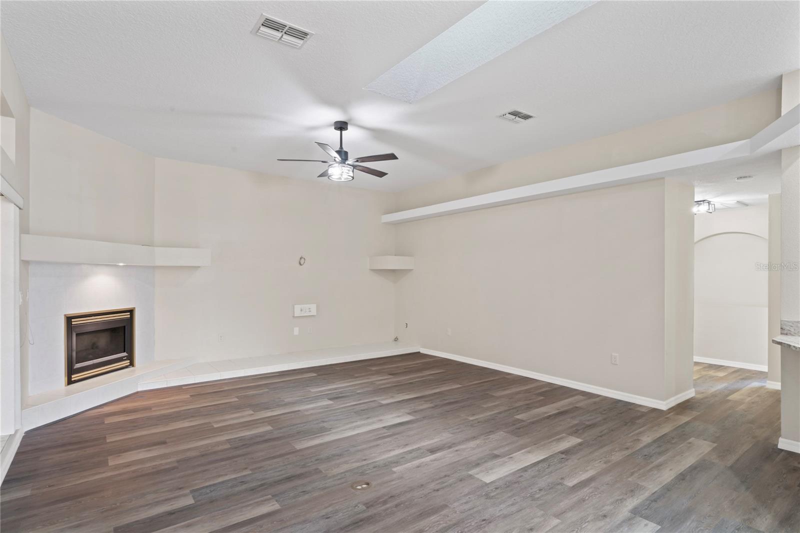Image 22 of 62 For 223 Eastpoint Court