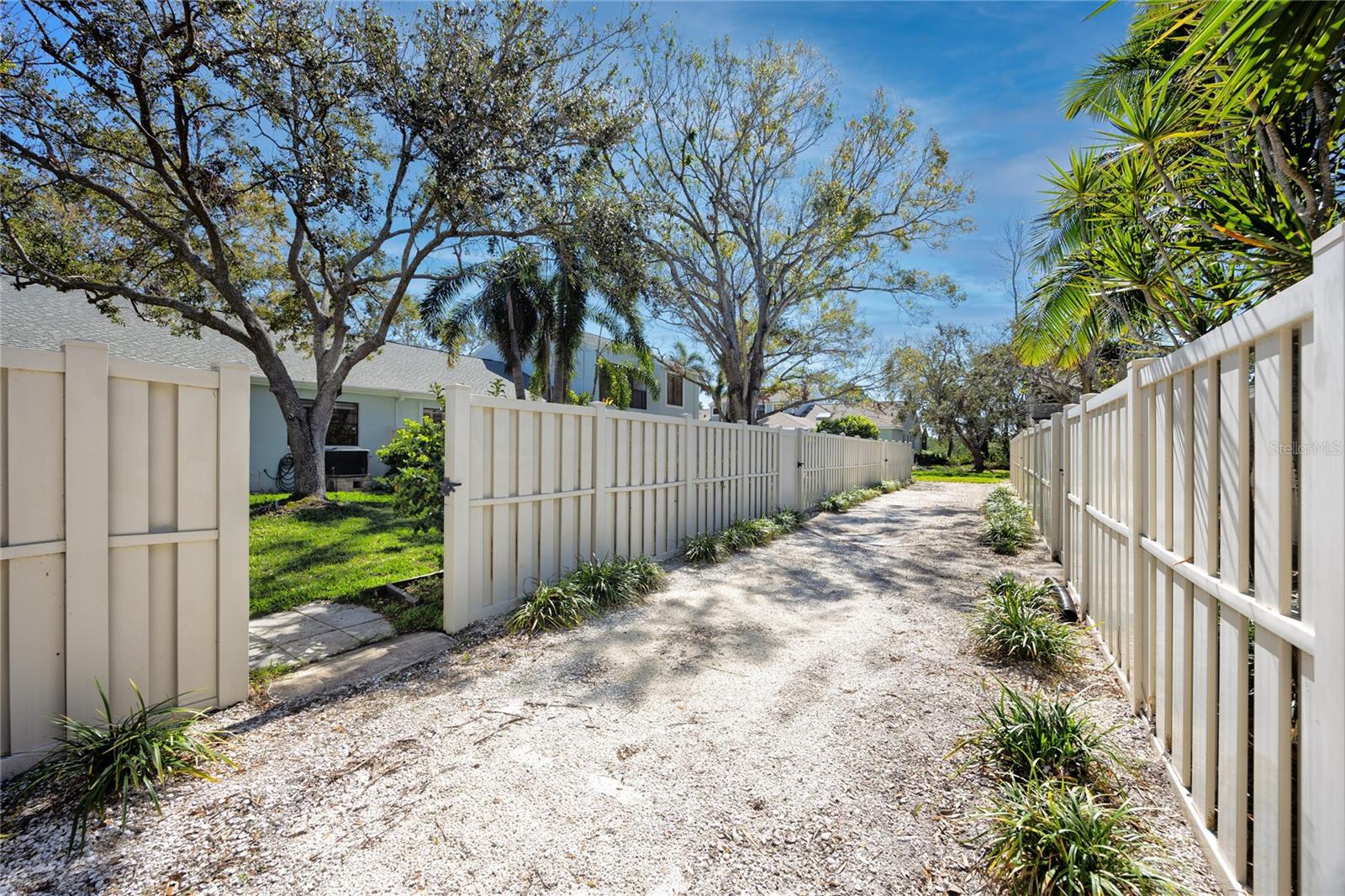 Image 38 of 65 For 944 San Carlos Court Ne