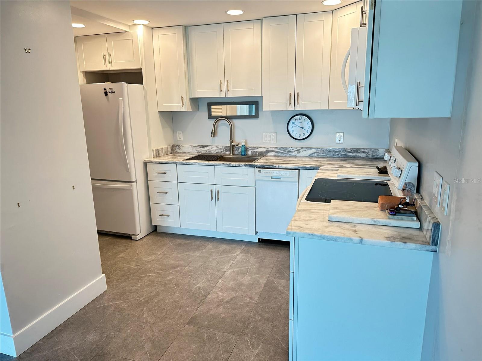 Image 12 of 48 For 51 Island Way 802