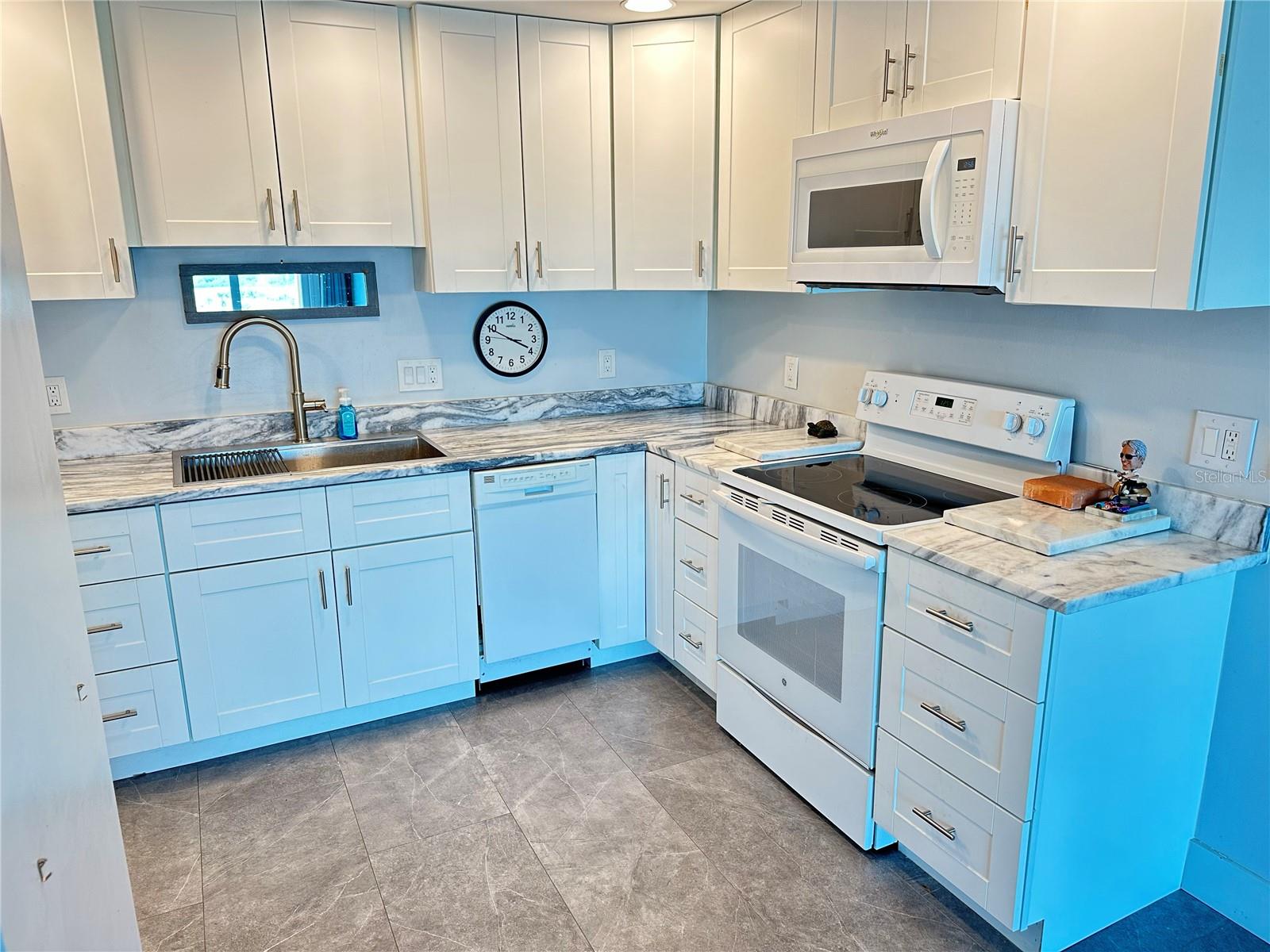 Image 3 of 48 For 51 Island Way 802
