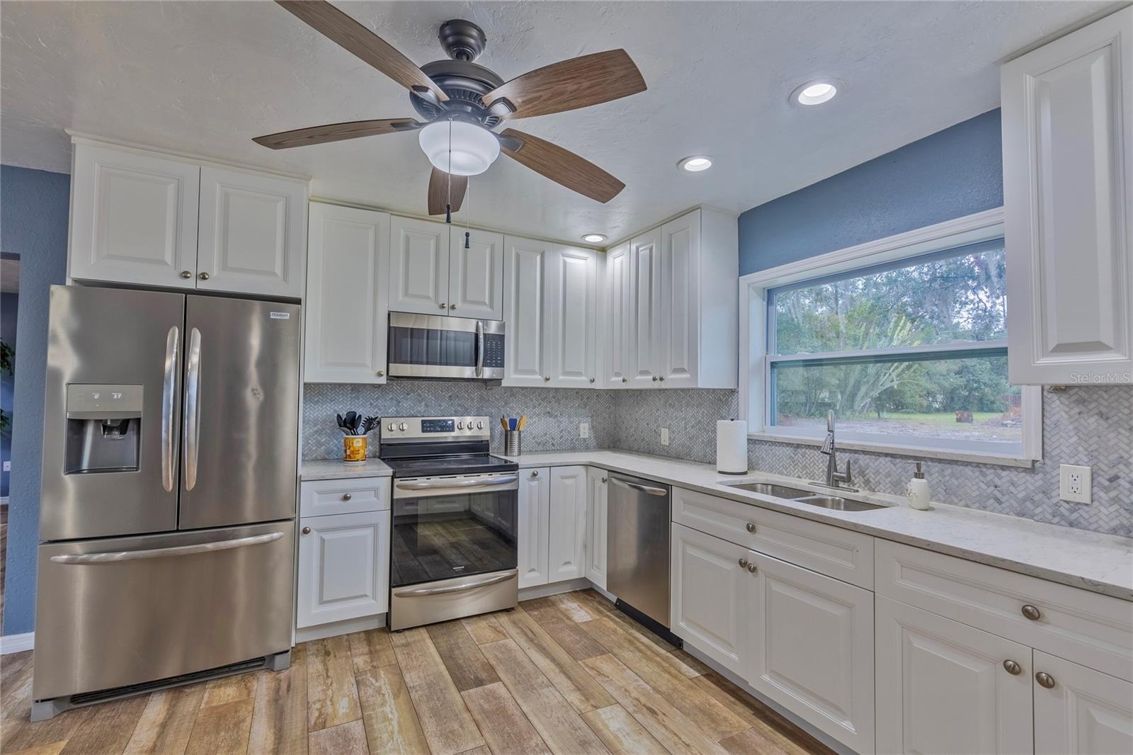Image 10 of 16 For 11927 Riverhills Dr