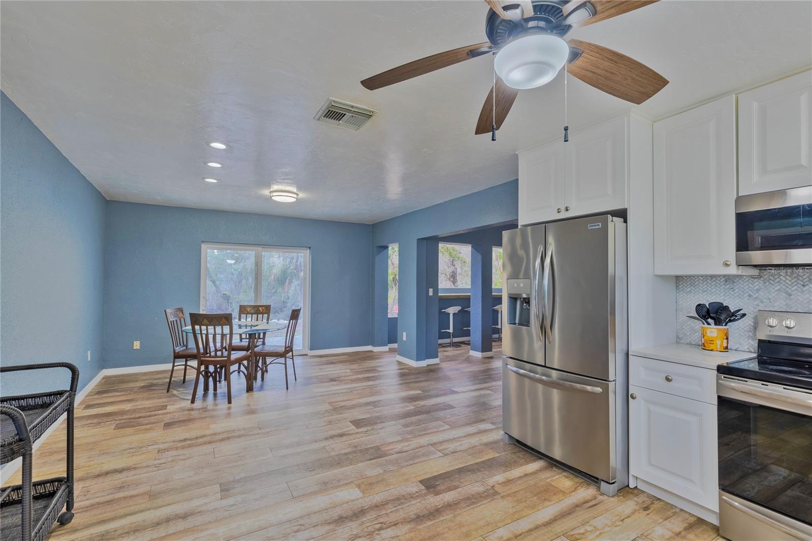 Image 11 of 16 For 11927 Riverhills Dr
