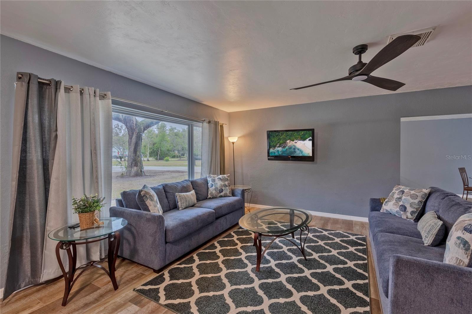 Image 5 of 16 For 11927 Riverhills Dr