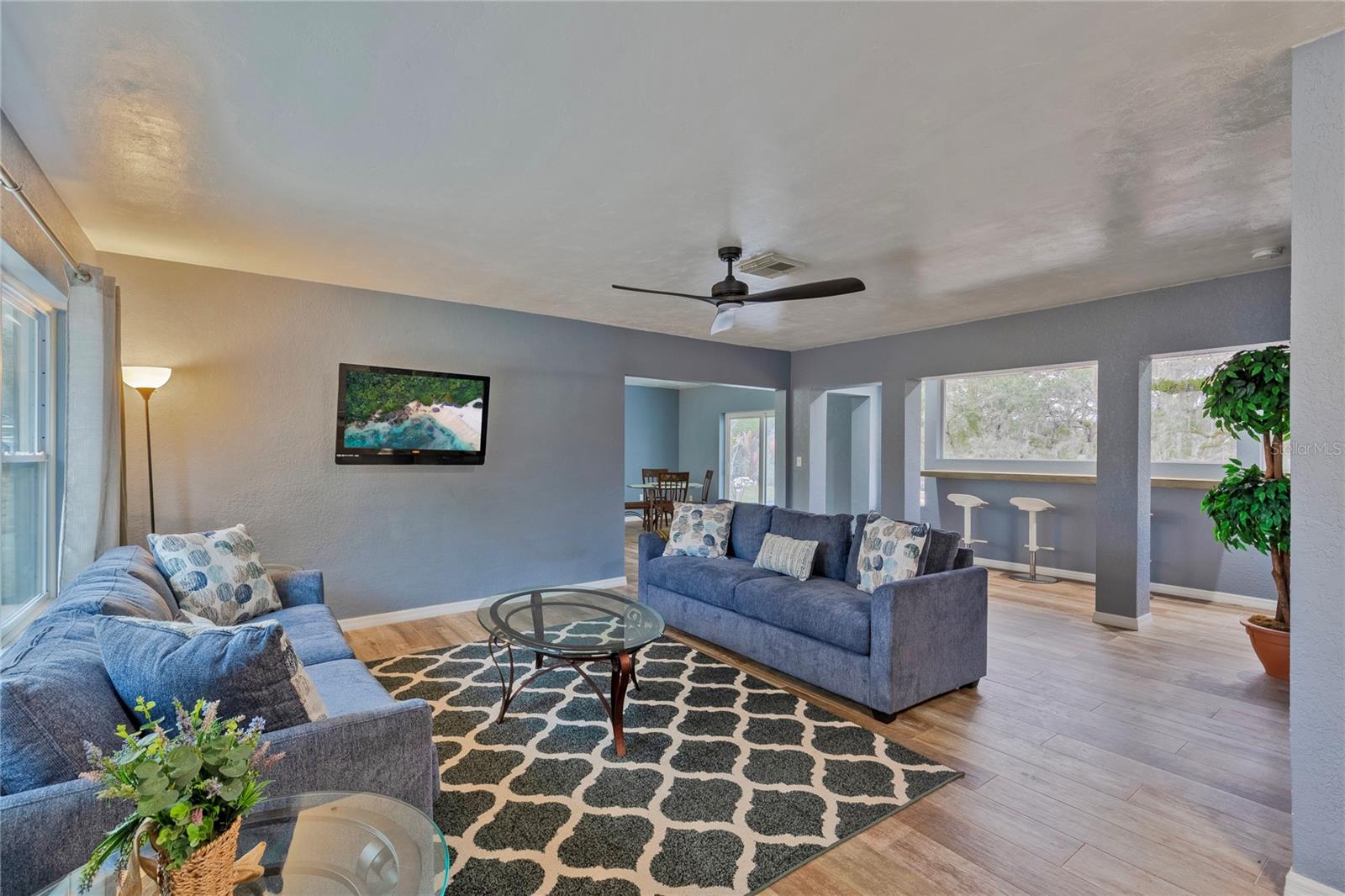 Image 6 of 16 For 11927 Riverhills Dr