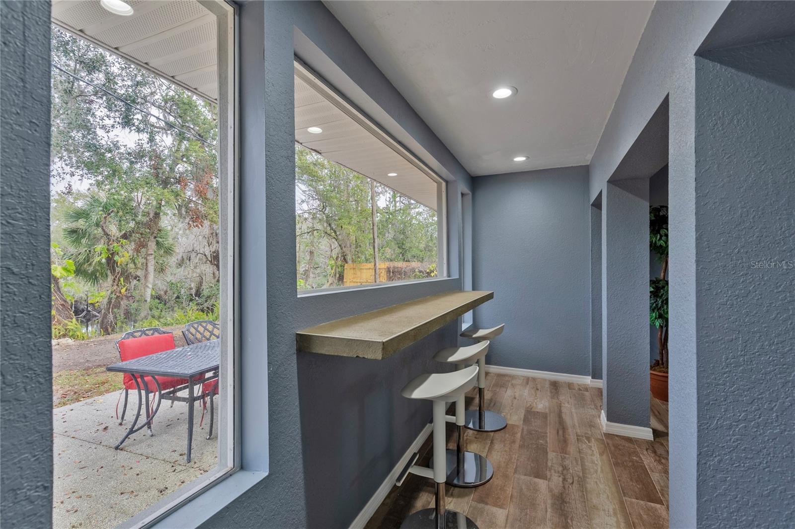 Image 9 of 16 For 11927 Riverhills Dr