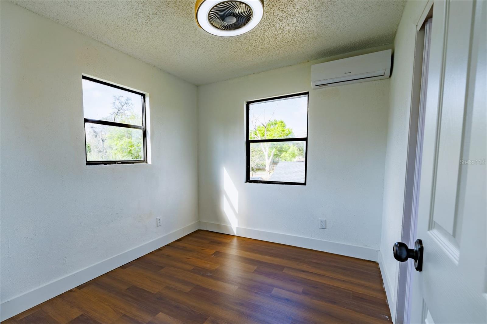 Listing photo id 12 for 9706 22nd Street