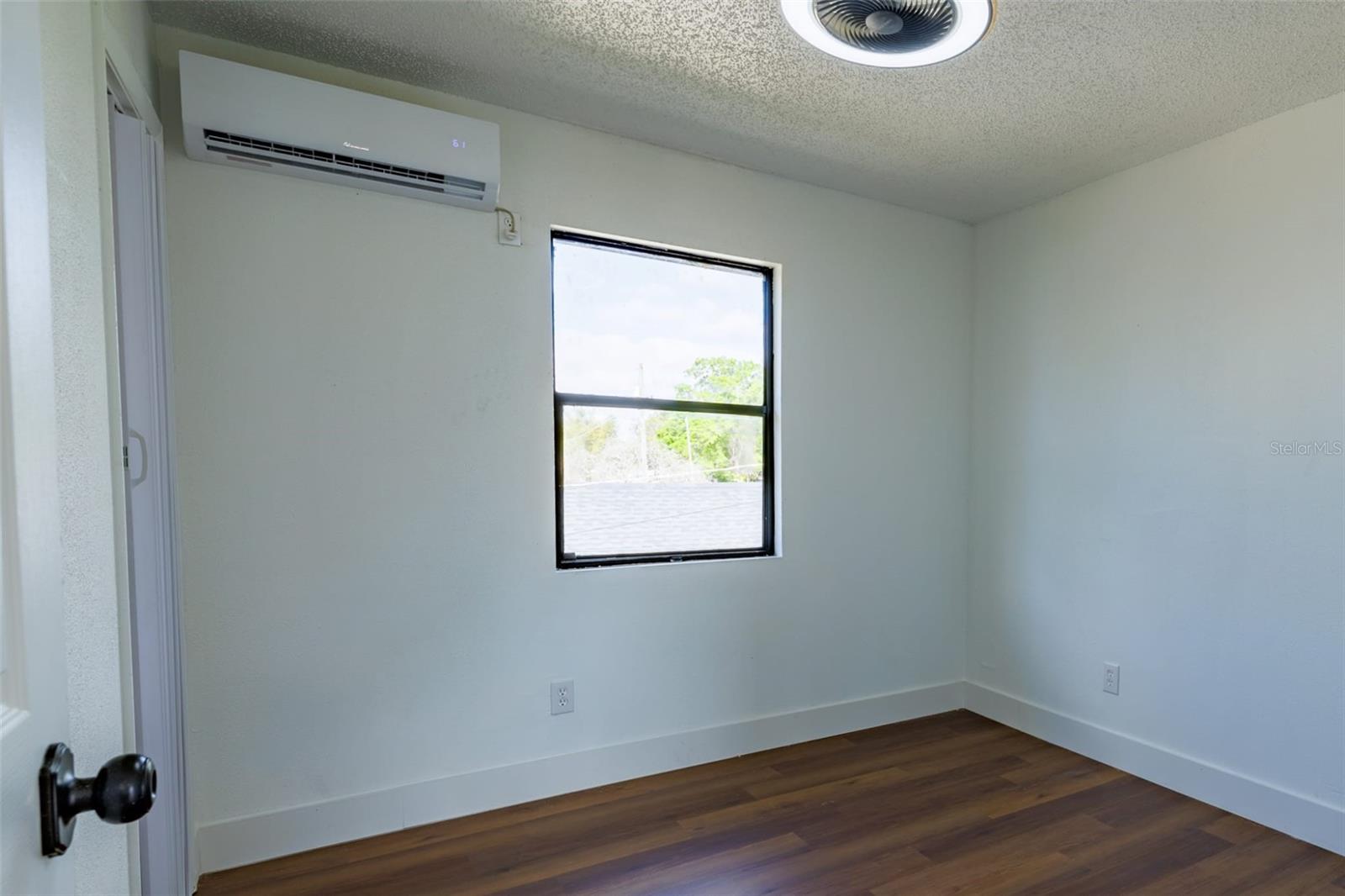 Listing photo id 14 for 9706 22nd Street