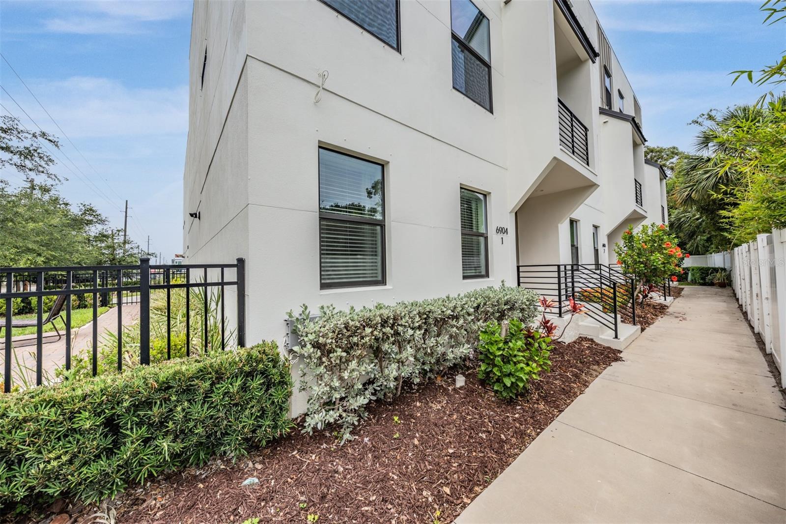Image 2 of 43 For 6904 Macdill Avenue 1