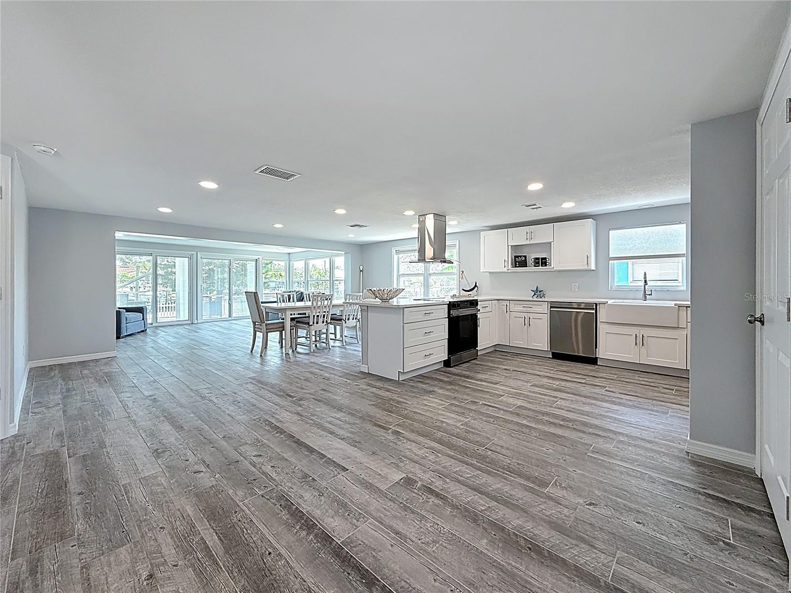 Listing photo id 12 for 4920 Pelican Drive