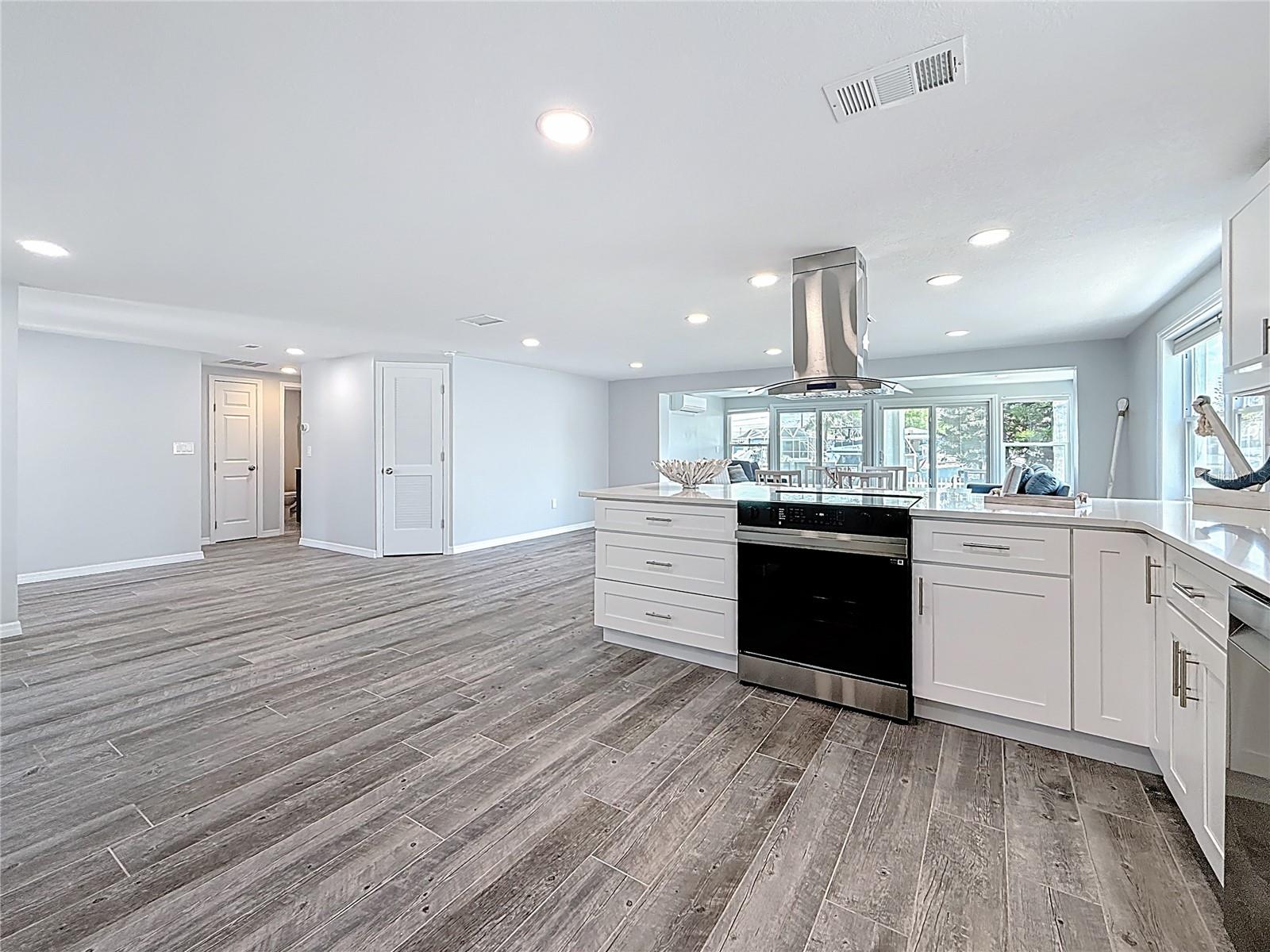 Listing photo id 13 for 4920 Pelican Drive