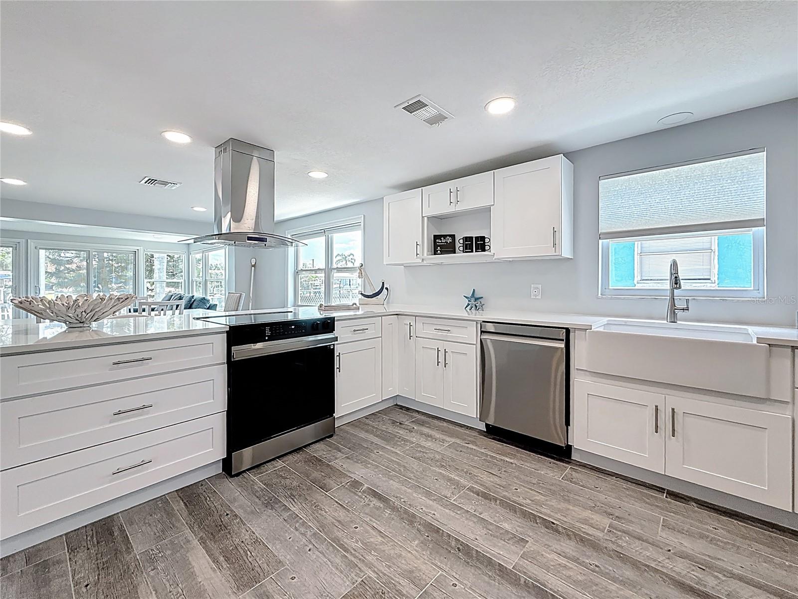 Listing photo id 14 for 4920 Pelican Drive