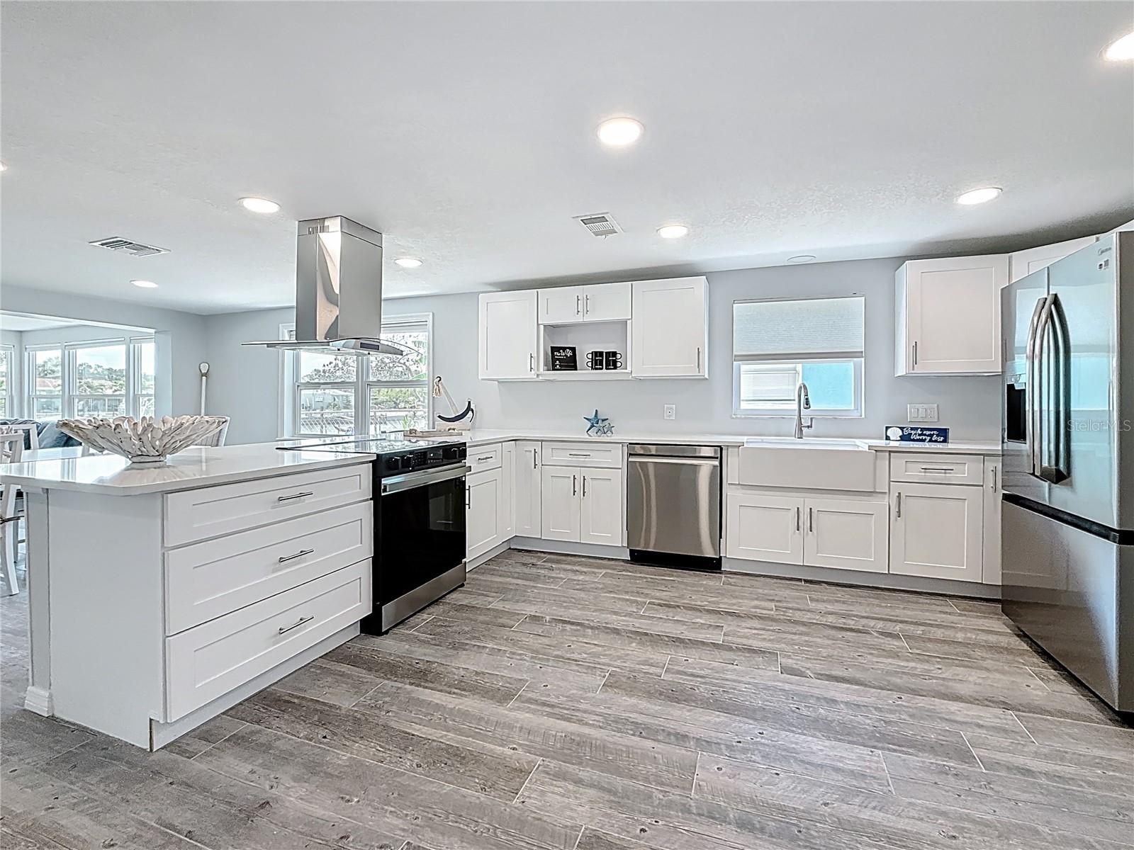Listing photo id 15 for 4920 Pelican Drive