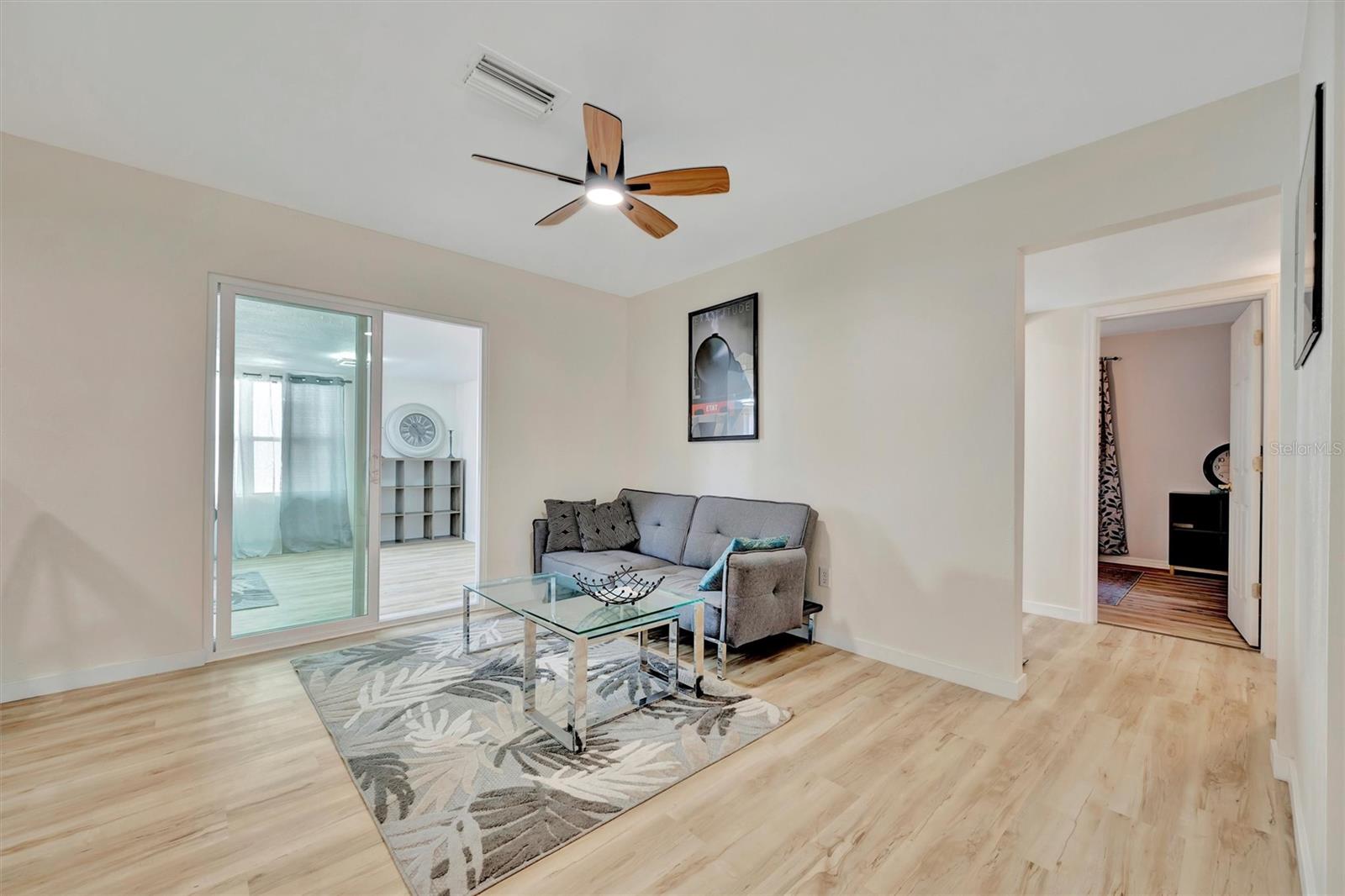 Listing photo id 8 for 15591 Darien Way
