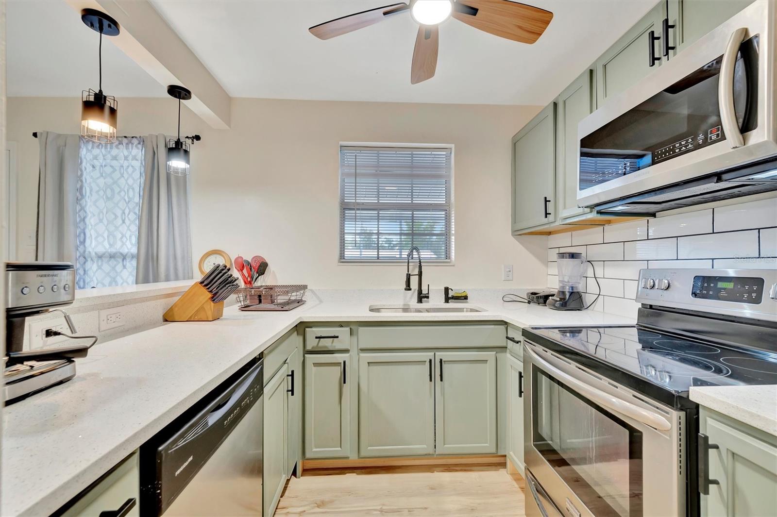 Listing photo id 13 for 15591 Darien Way