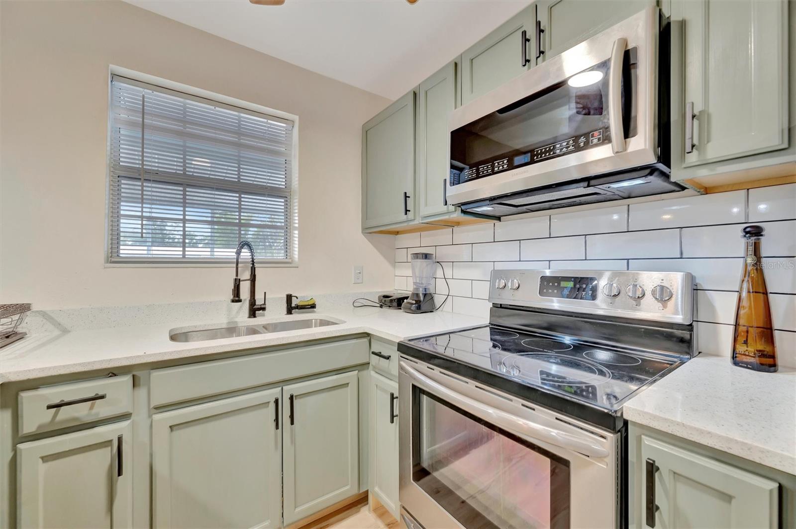 Listing photo id 14 for 15591 Darien Way