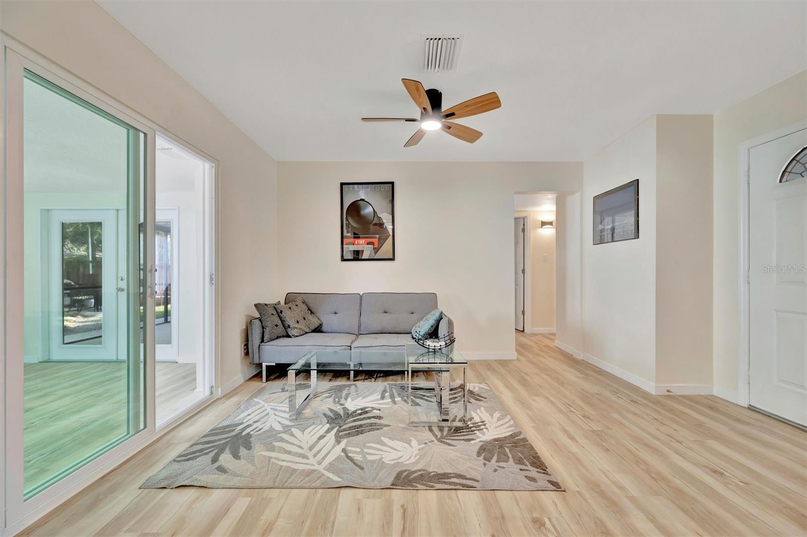 Listing photo id 20 for 15591 Darien Way