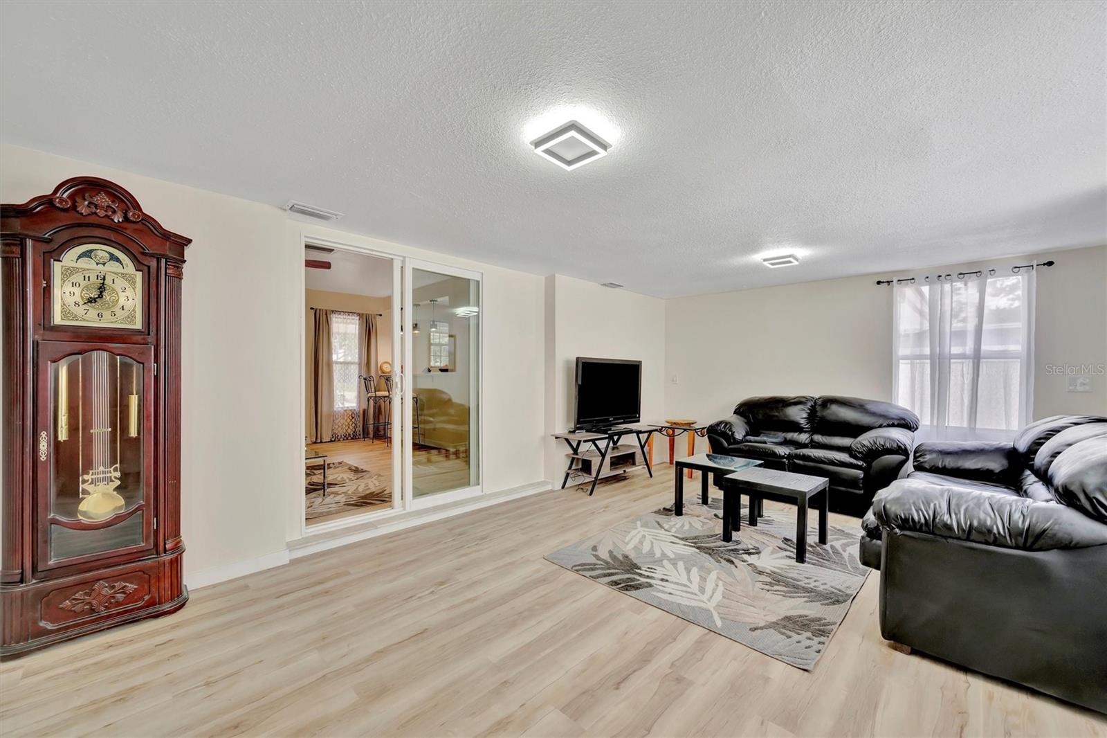 Listing photo id 23 for 15591 Darien Way