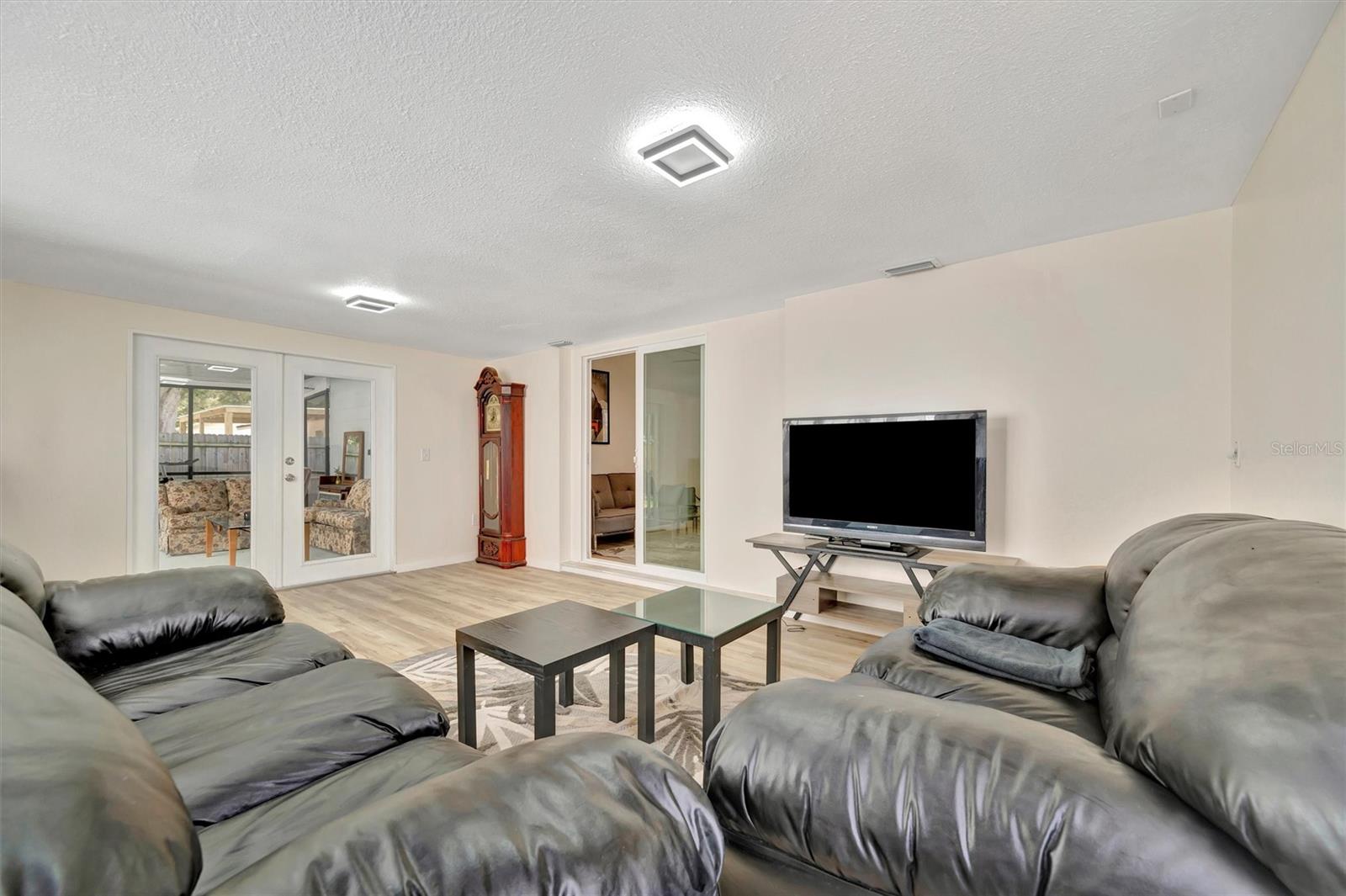 Listing photo id 24 for 15591 Darien Way
