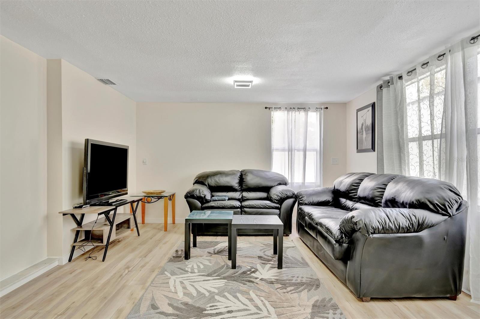 Listing photo id 26 for 15591 Darien Way