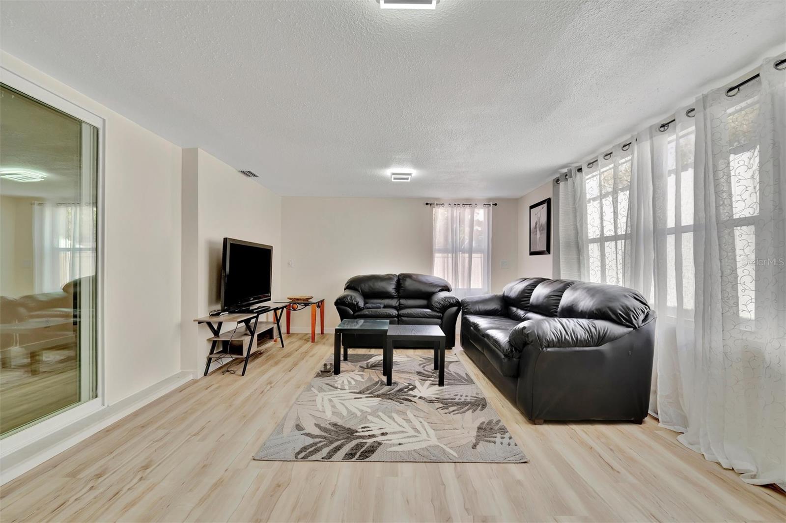 Listing photo id 27 for 15591 Darien Way