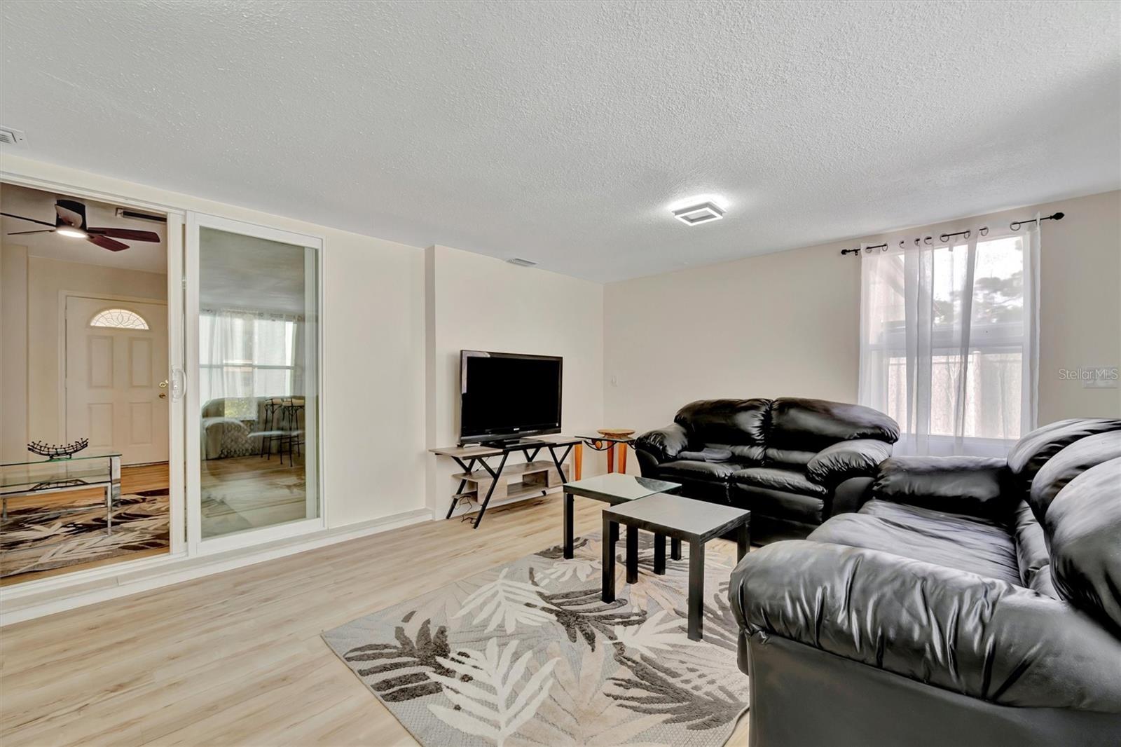 Listing photo id 28 for 15591 Darien Way