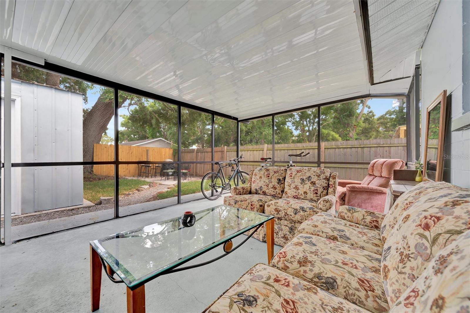 Listing photo id 31 for 15591 Darien Way