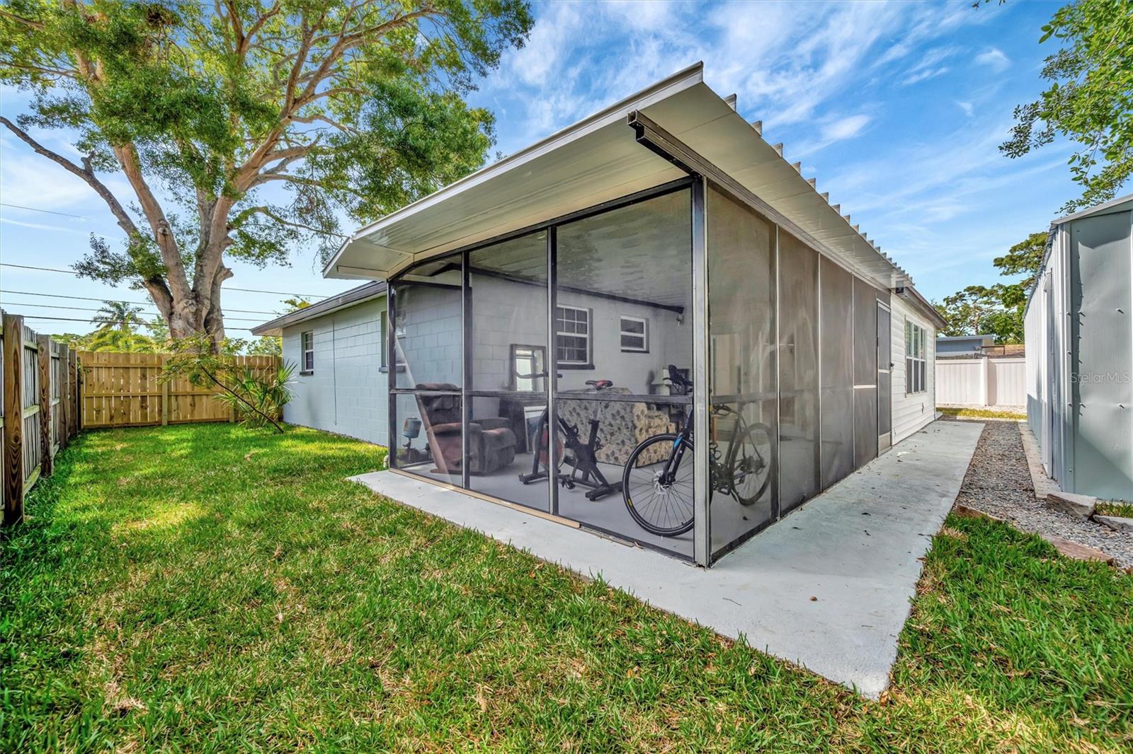 Listing photo id 32 for 15591 Darien Way