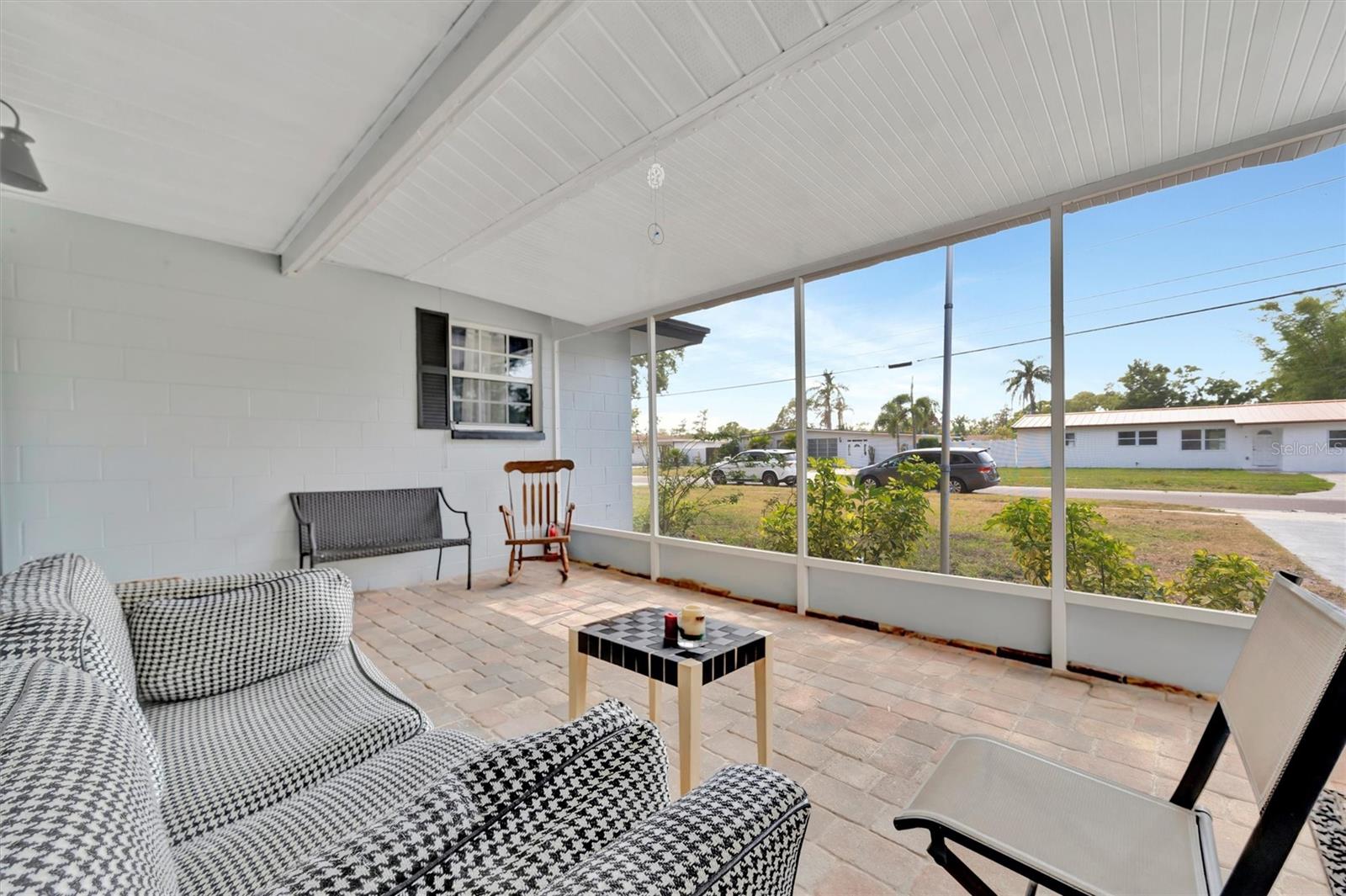 Listing photo id 2 for 15591 Darien Way