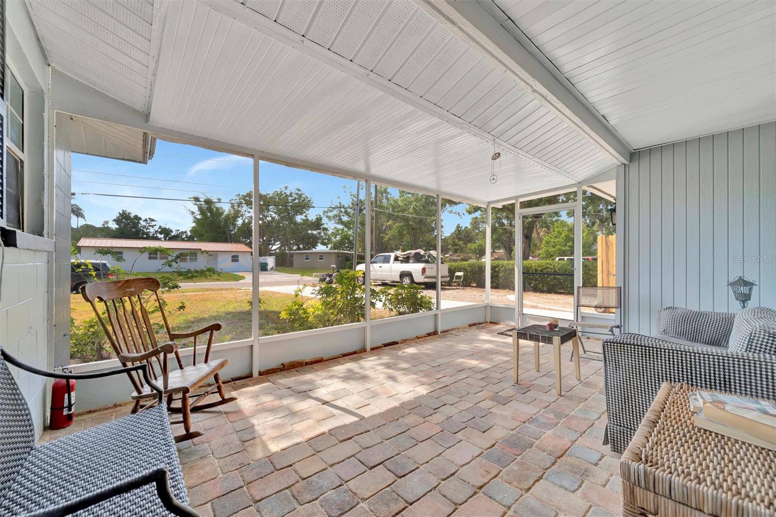 Listing photo id 3 for 15591 Darien Way