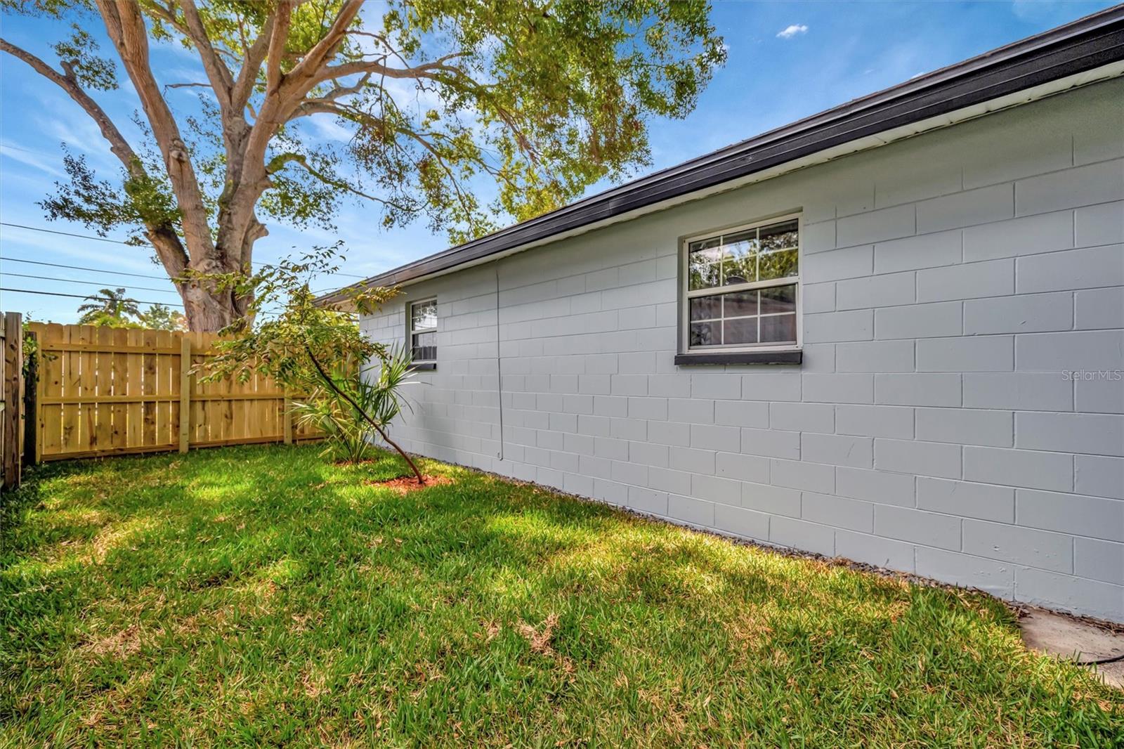 Listing photo id 49 for 15591 Darien Way