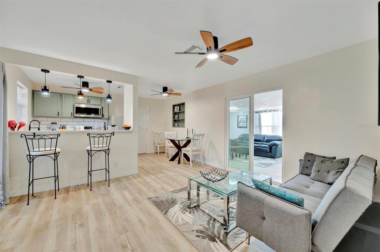 Listing photo id 6 for 15591 Darien Way