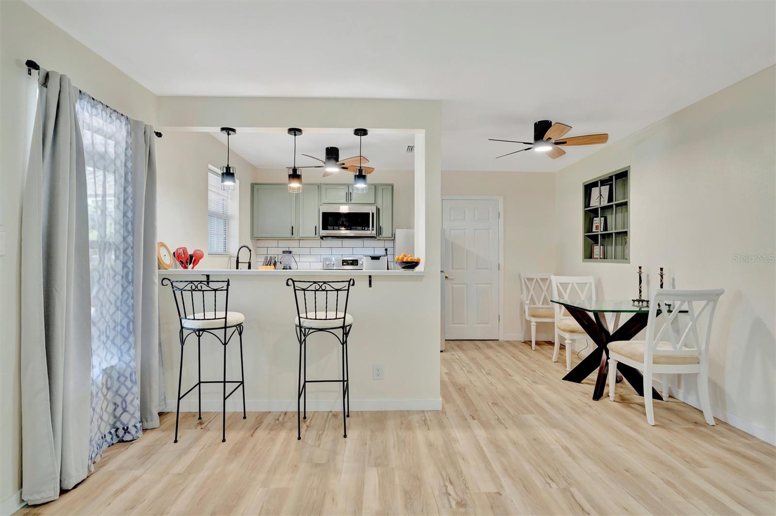 Listing photo id 7 for 15591 Darien Way