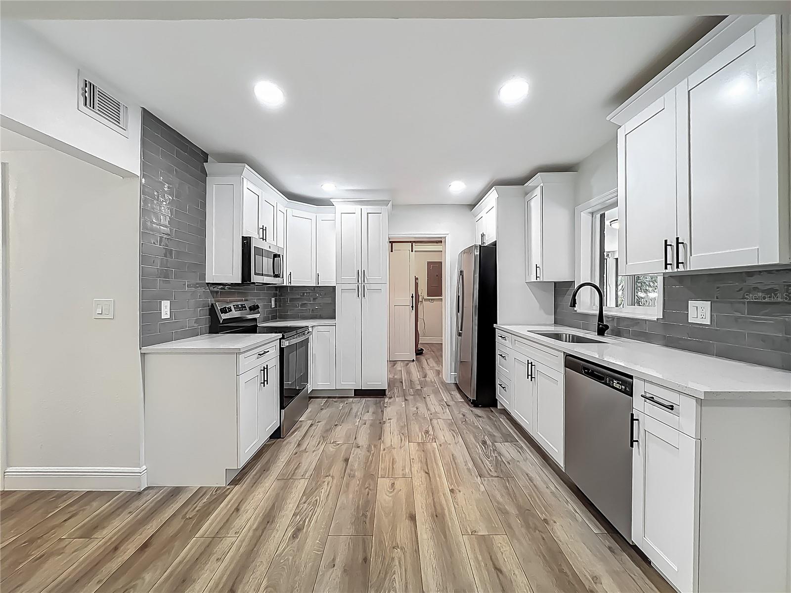 Listing photo id 21 for 6901 19th Street