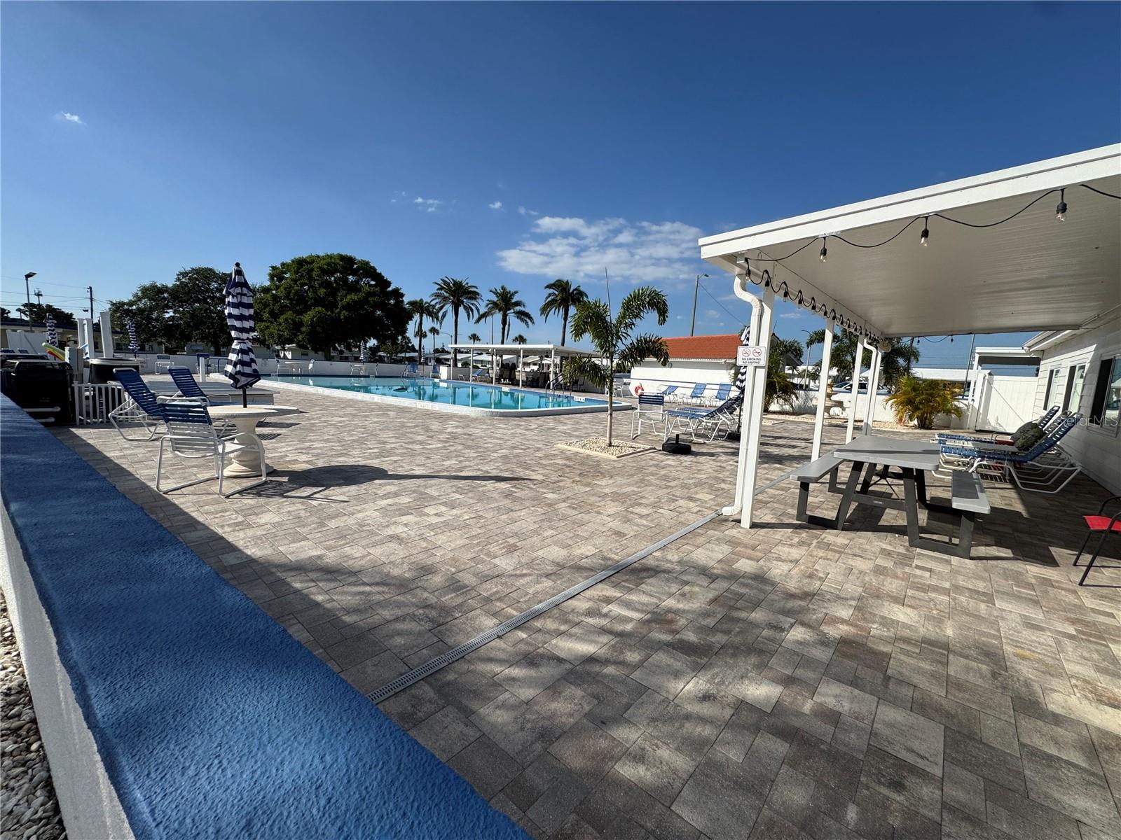 Listing photo id 26 for 9511 45th Street N 9511