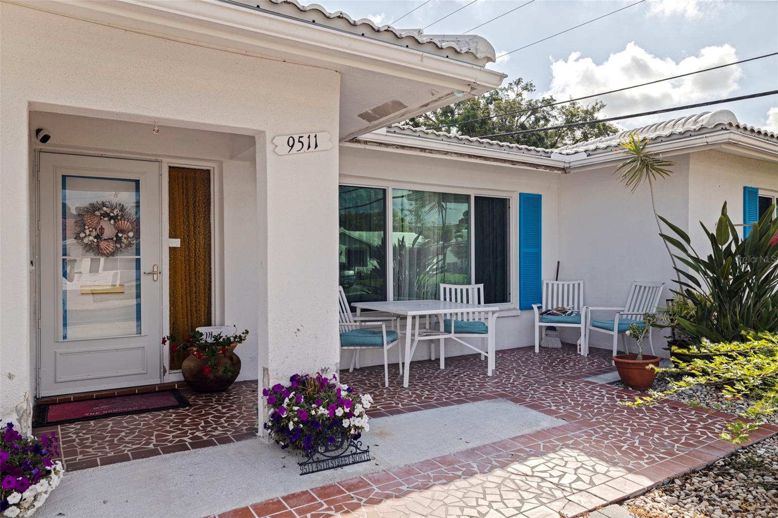 Listing photo id 1 for 9511 45th Street N 9511