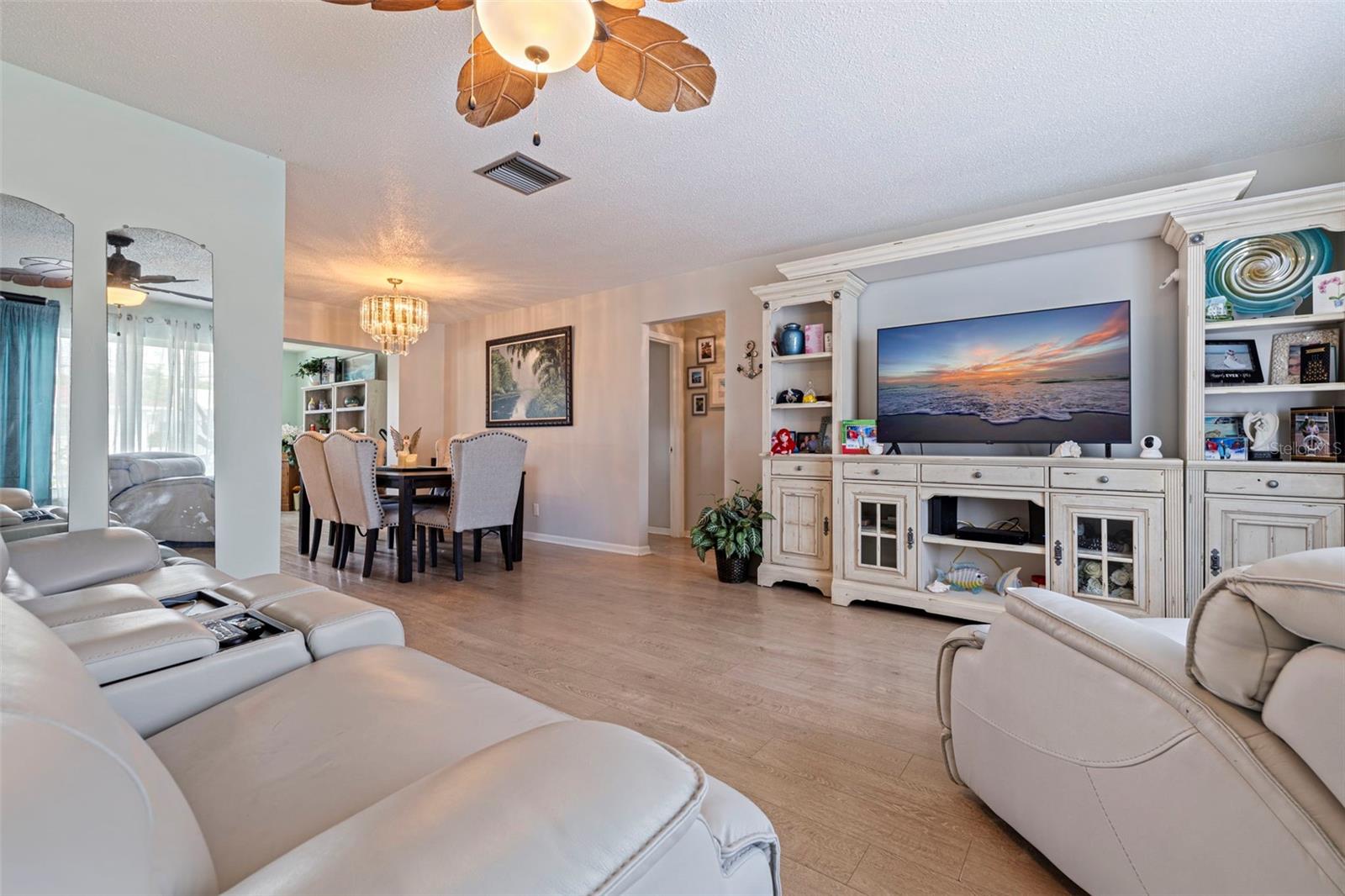 Listing photo id 3 for 9511 45th Street N 9511