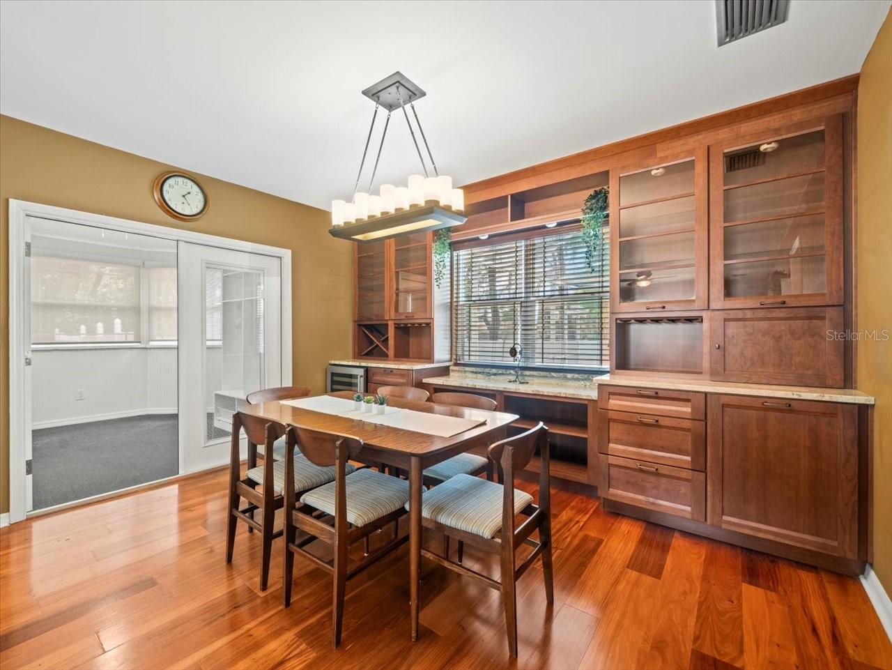 Listing photo id 10 for 10206 Hyaleah Road