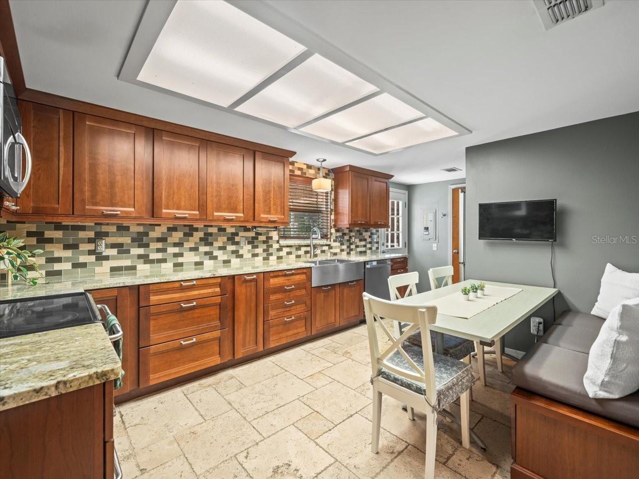 Listing photo id 3 for 10206 Hyaleah Road