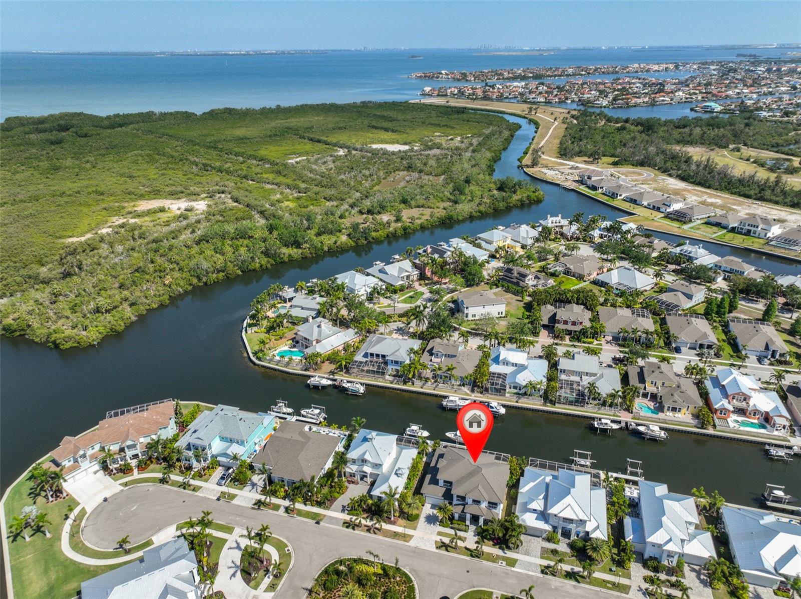 Listing photo id 0 for 715 Pinckney Drive