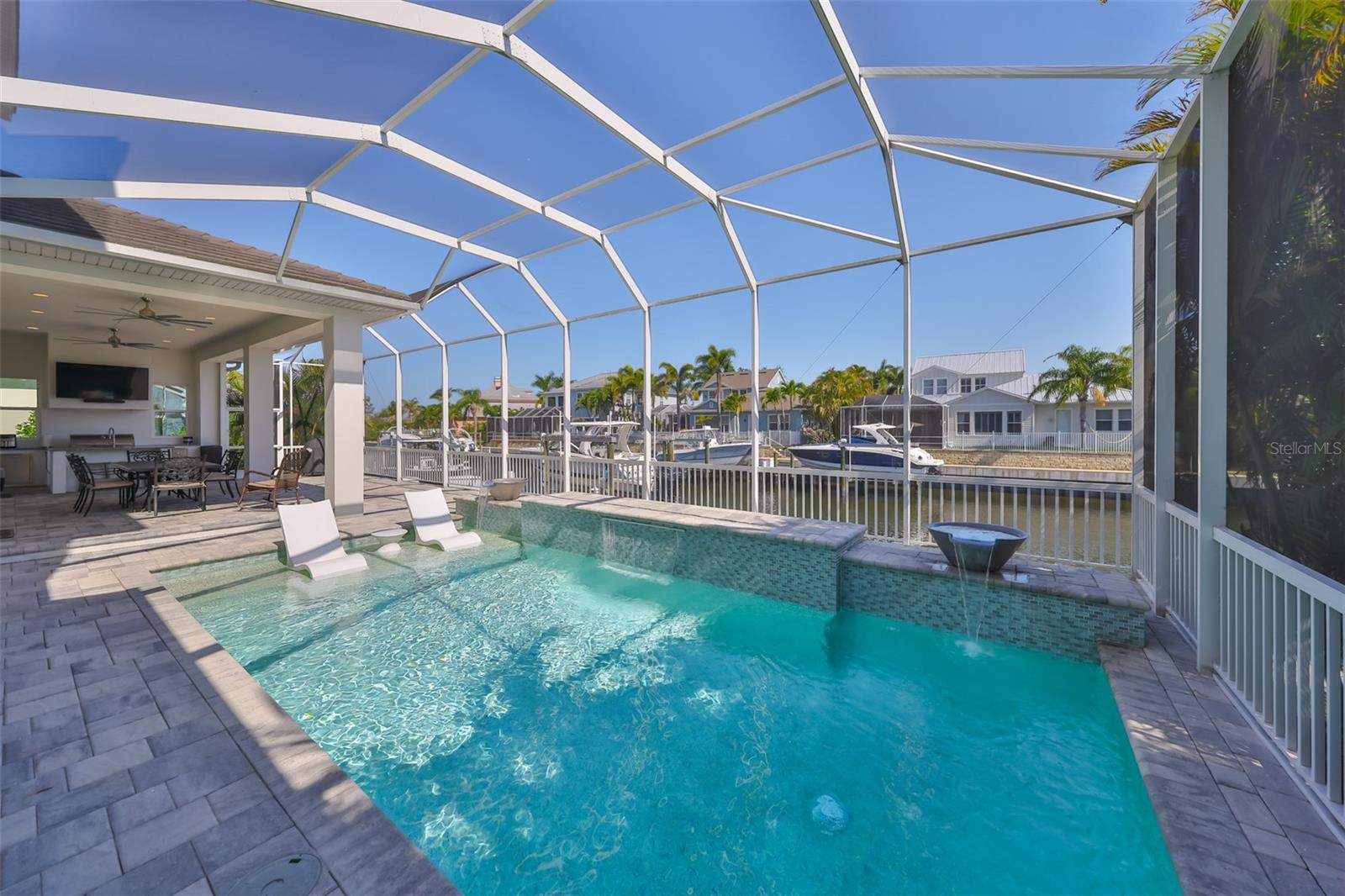 Listing photo id 1 for 715 Pinckney Drive