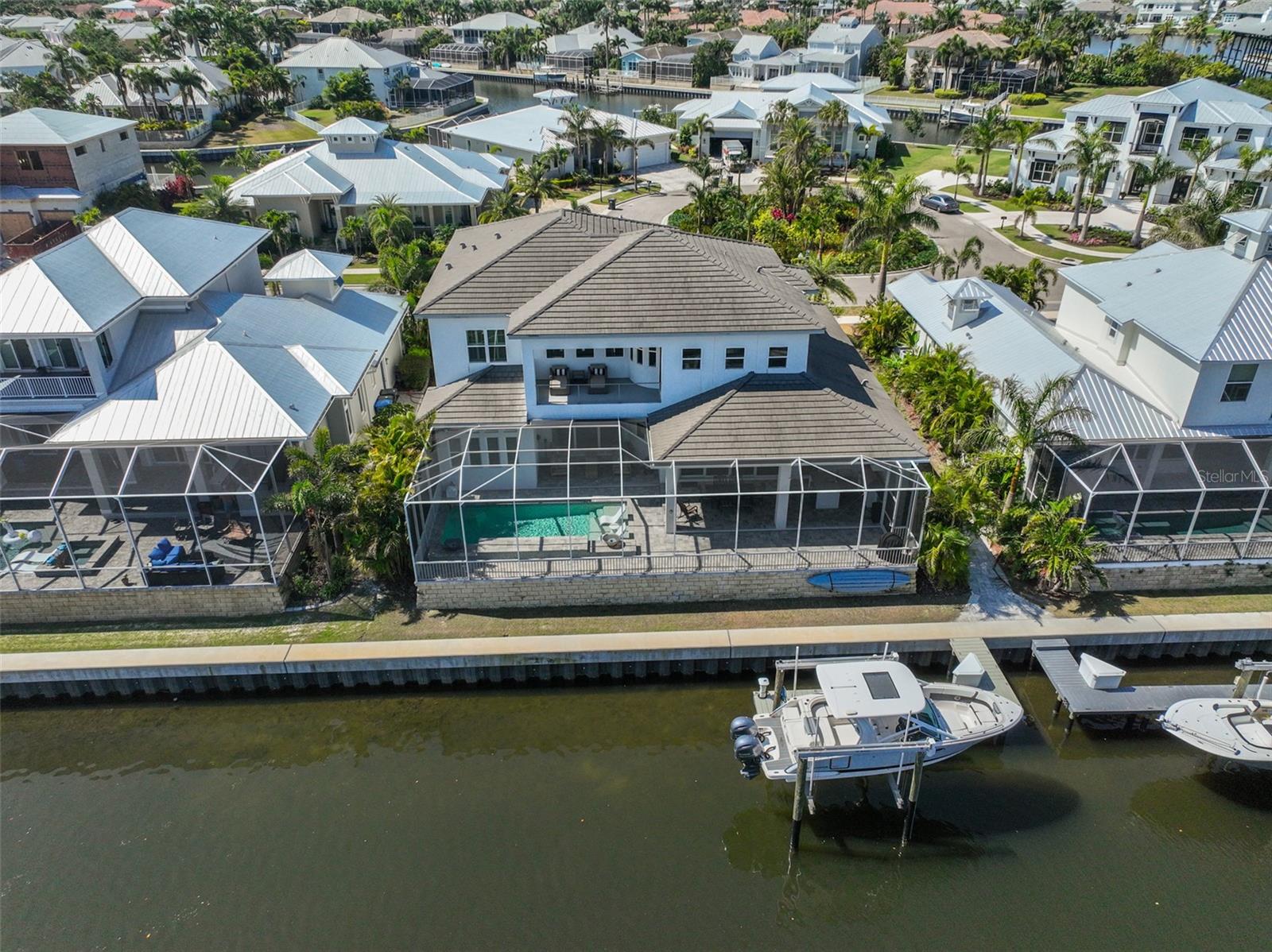 Listing photo id 2 for 715 Pinckney Drive