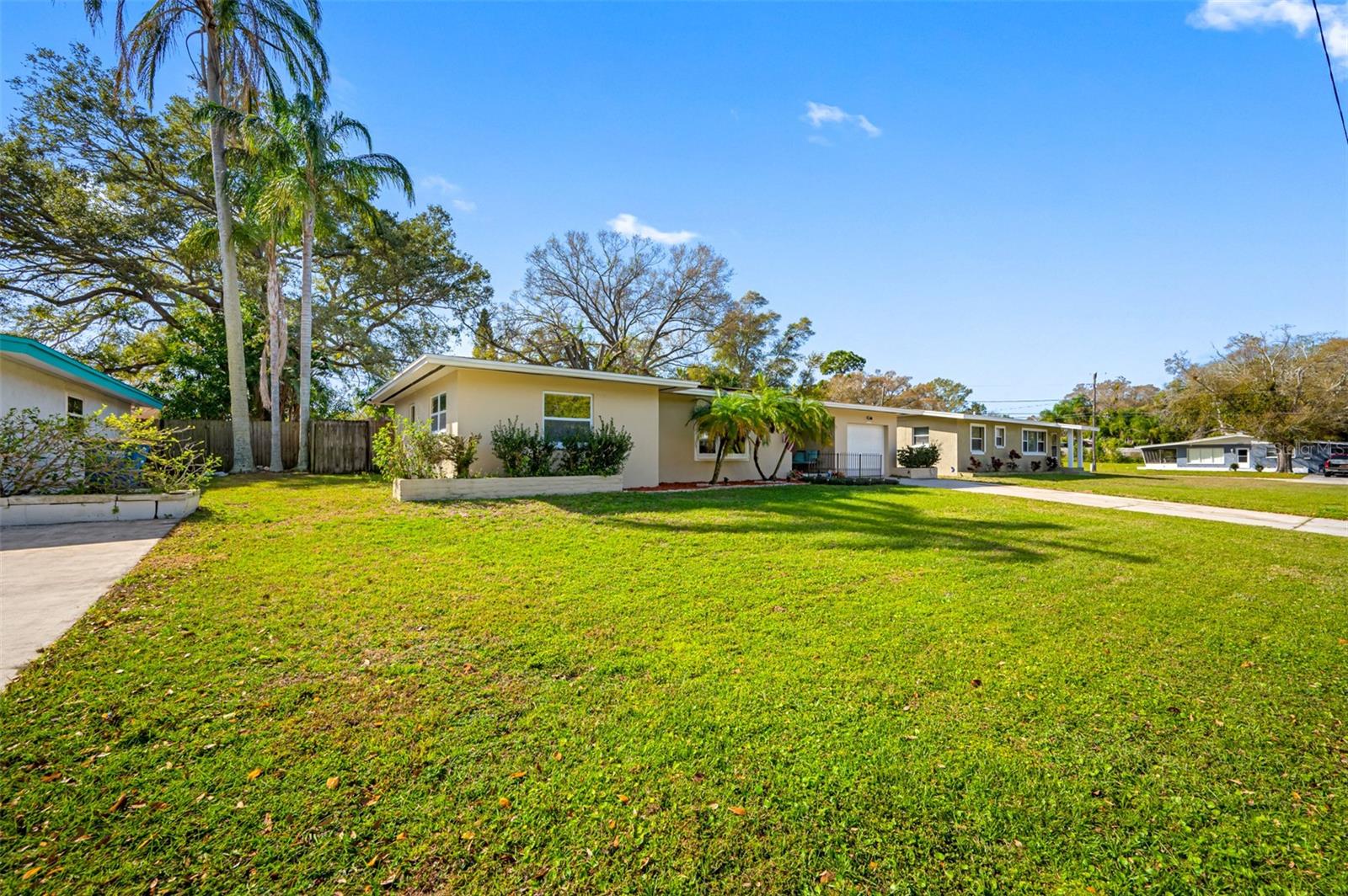 Listing photo id 0 for 1411 Pinebrook Drive