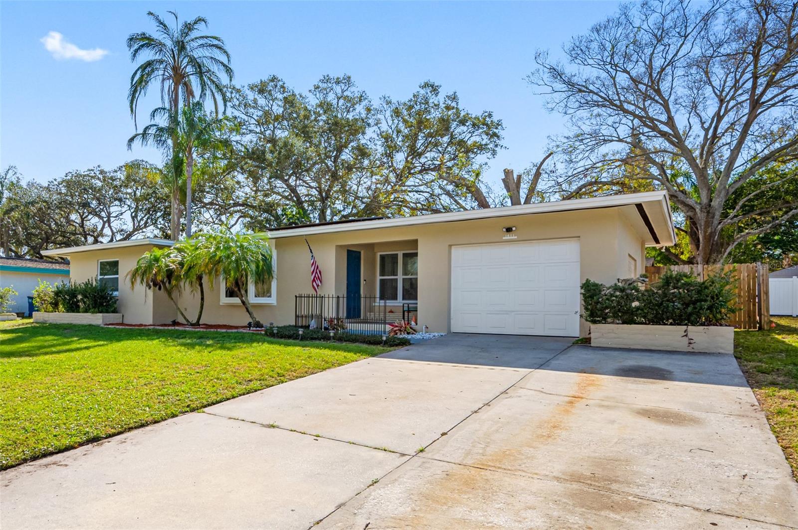 Listing photo id 1 for 1411 Pinebrook Drive
