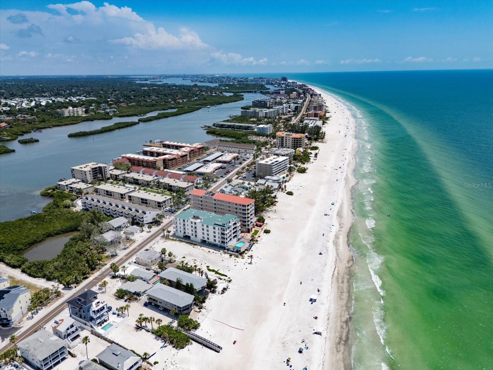Image 4 of 28 For 19727 Gulf Boulevard 210