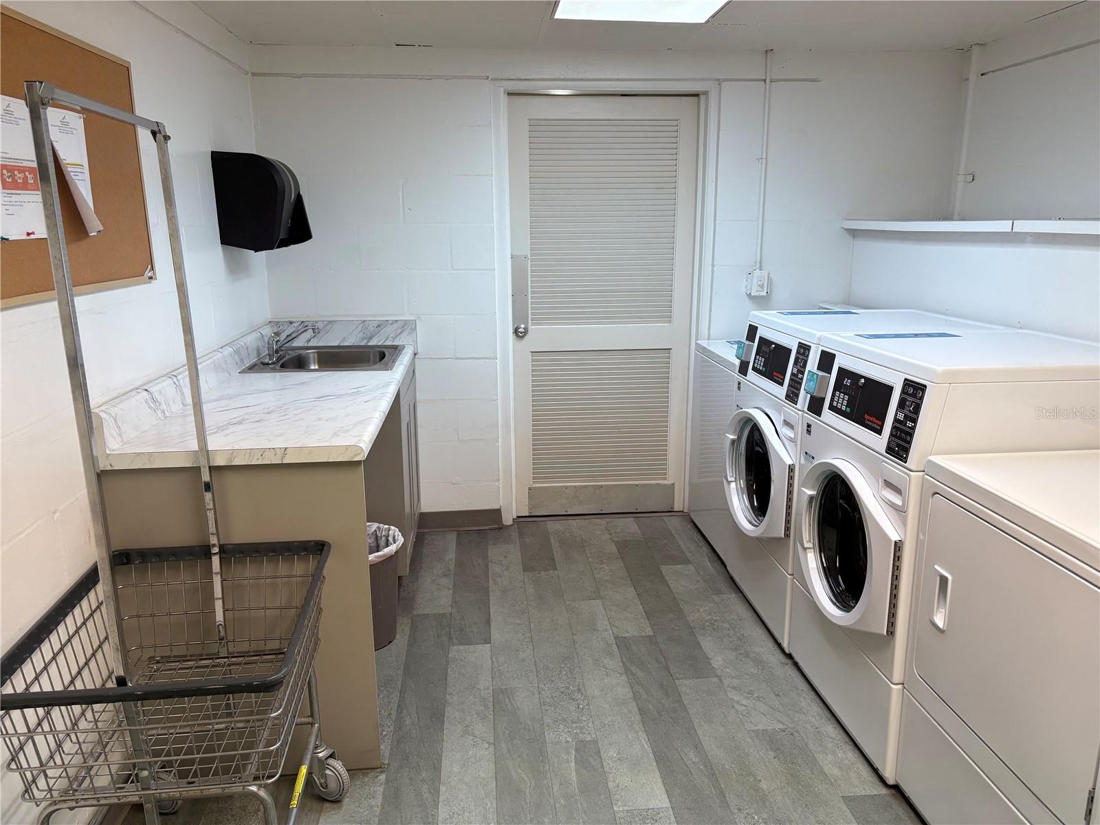 Image 33 of 37 For 3325 Bayshore Boulevard B27